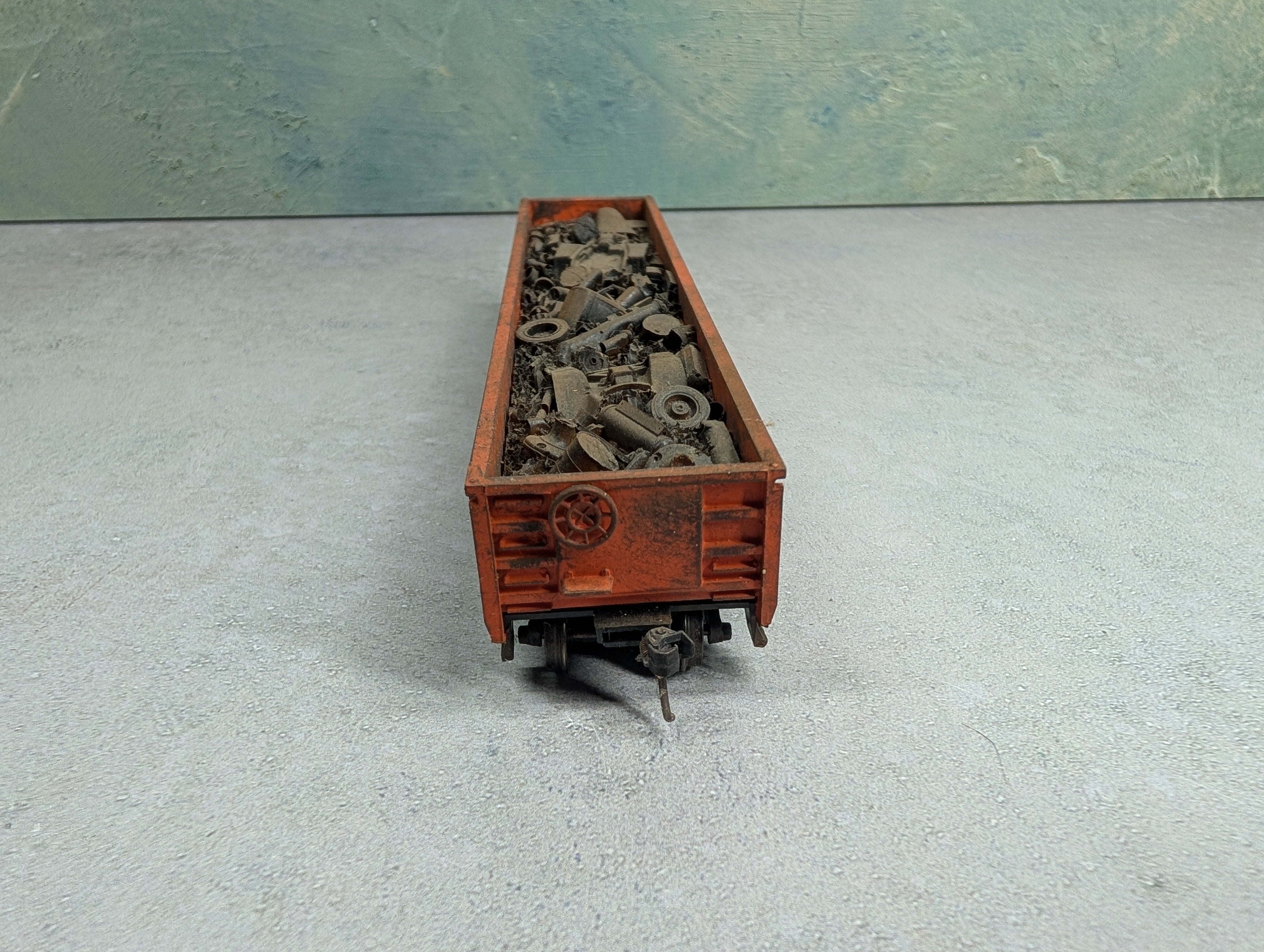 USED Roundhouse HO Scale 52'6" Gondola Philadelphia Bethlehem & New England PBNE #898 Weathered w/ Scrap Load