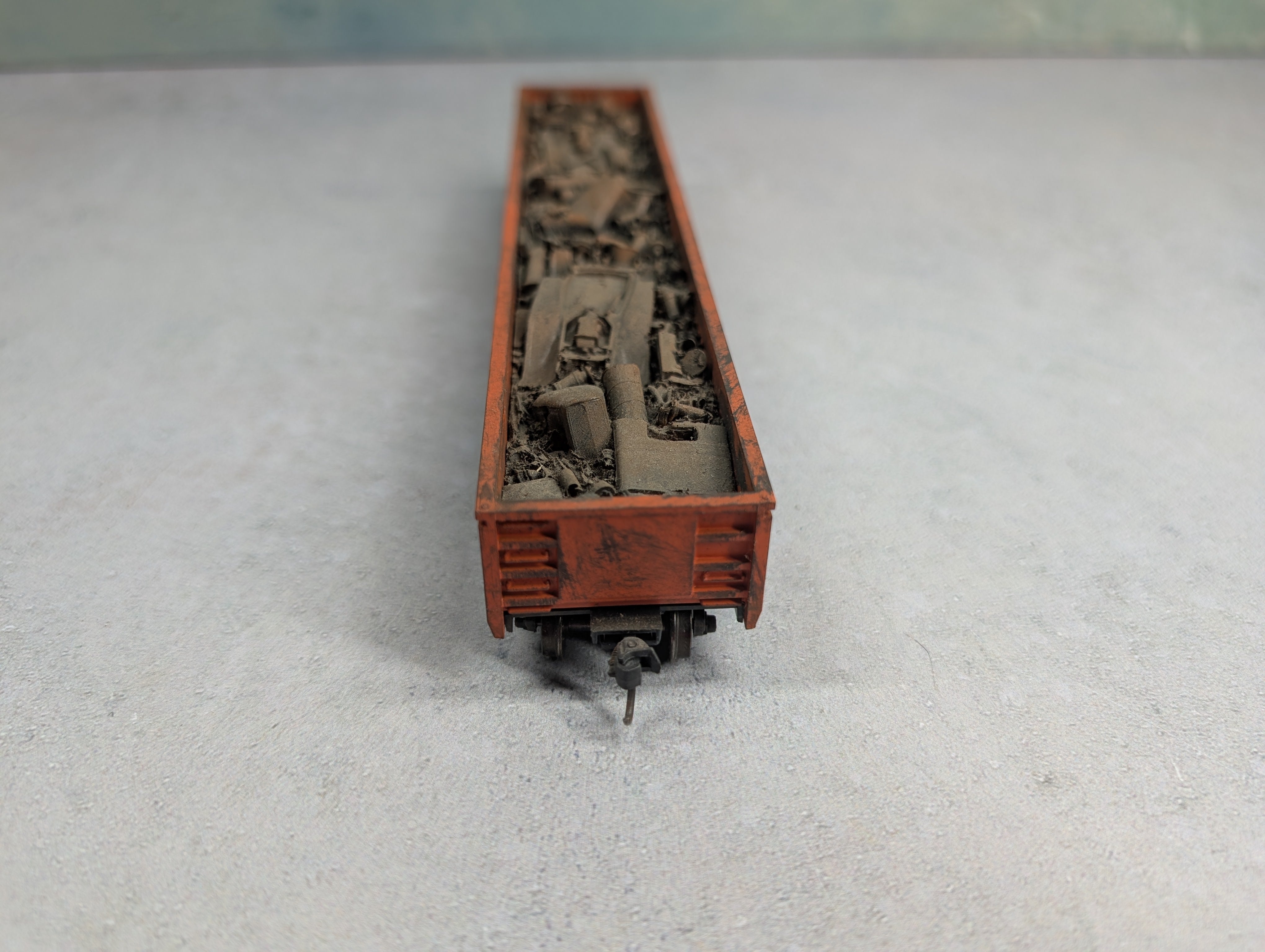 USED Roundhouse HO Scale 52'6" Gondola Philadelphia Bethlehem & New England PBNE #898 Weathered w/ Scrap Load