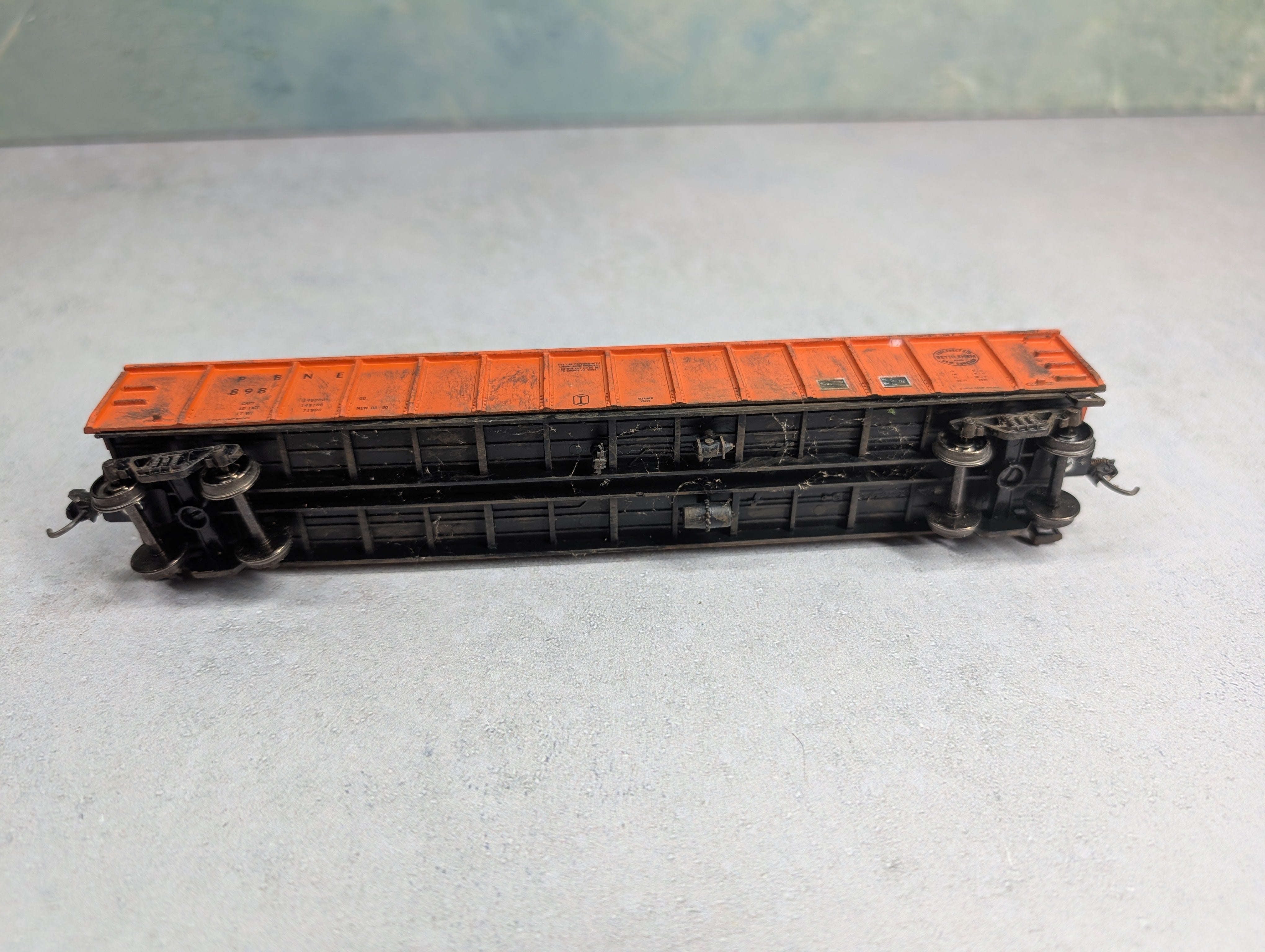 USED Roundhouse HO Scale 52'6" Gondola Philadelphia Bethlehem & New England PBNE #898 Weathered w/ Scrap Load
