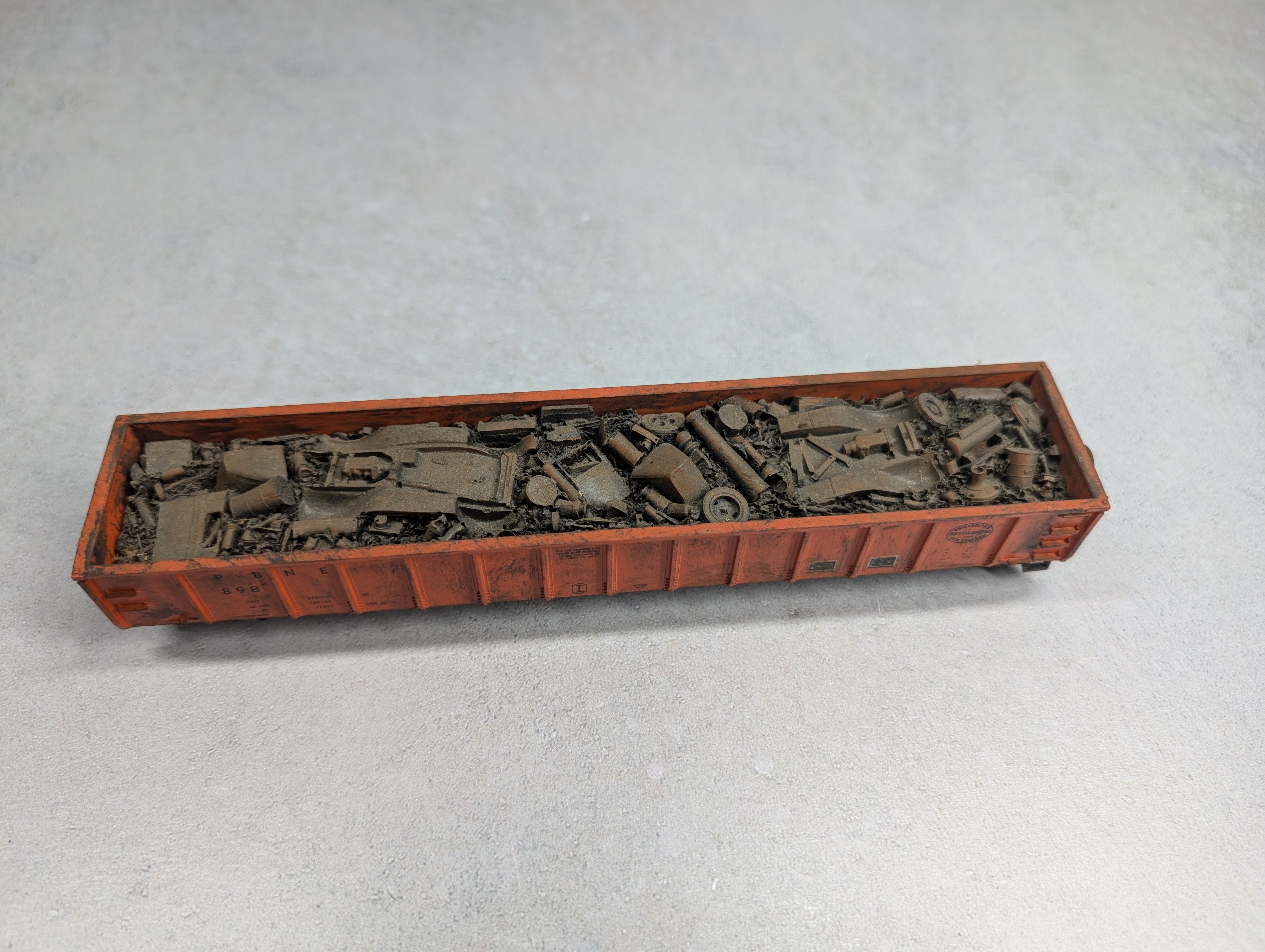 USED Roundhouse HO Scale 52'6" Gondola Philadelphia Bethlehem & New England PBNE #898 Weathered w/ Scrap Load