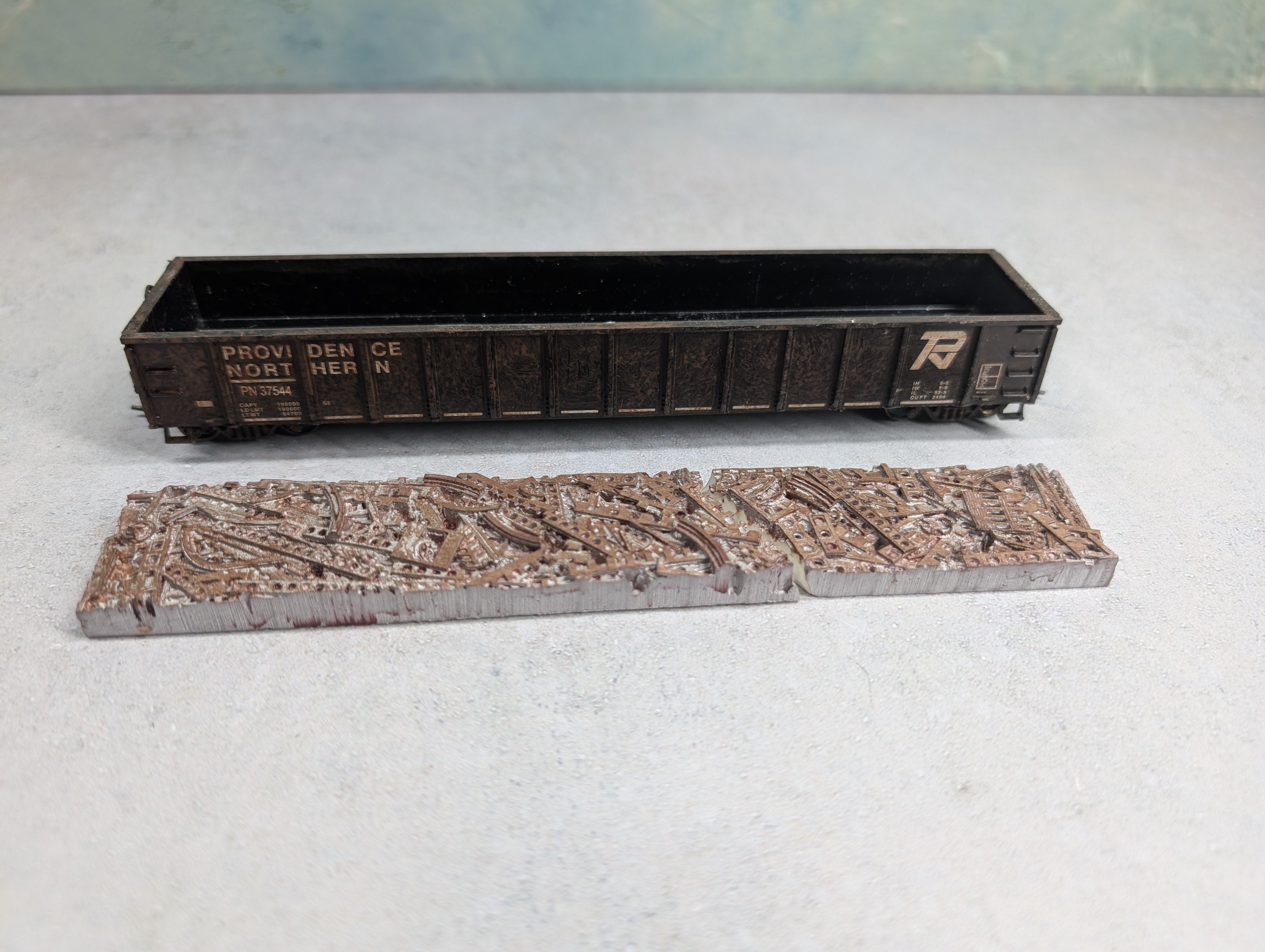 USED Roundhouse HO Scale 52'6" Gondola Providence Northern PN #37544 Weathered w/ Scrap Load
