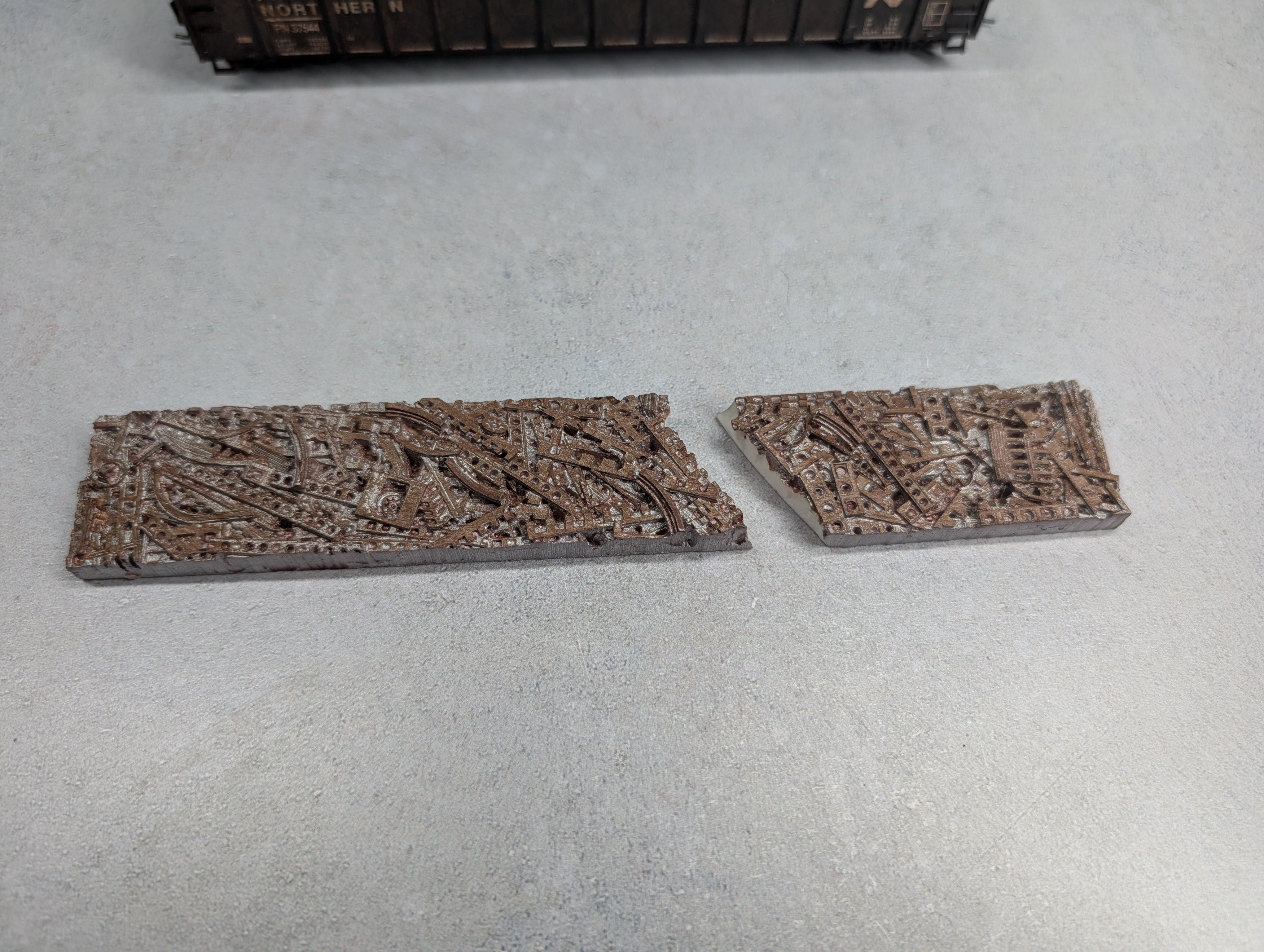 USED Roundhouse HO Scale 52'6" Gondola Providence Northern PN #37544 Weathered w/ Scrap Load