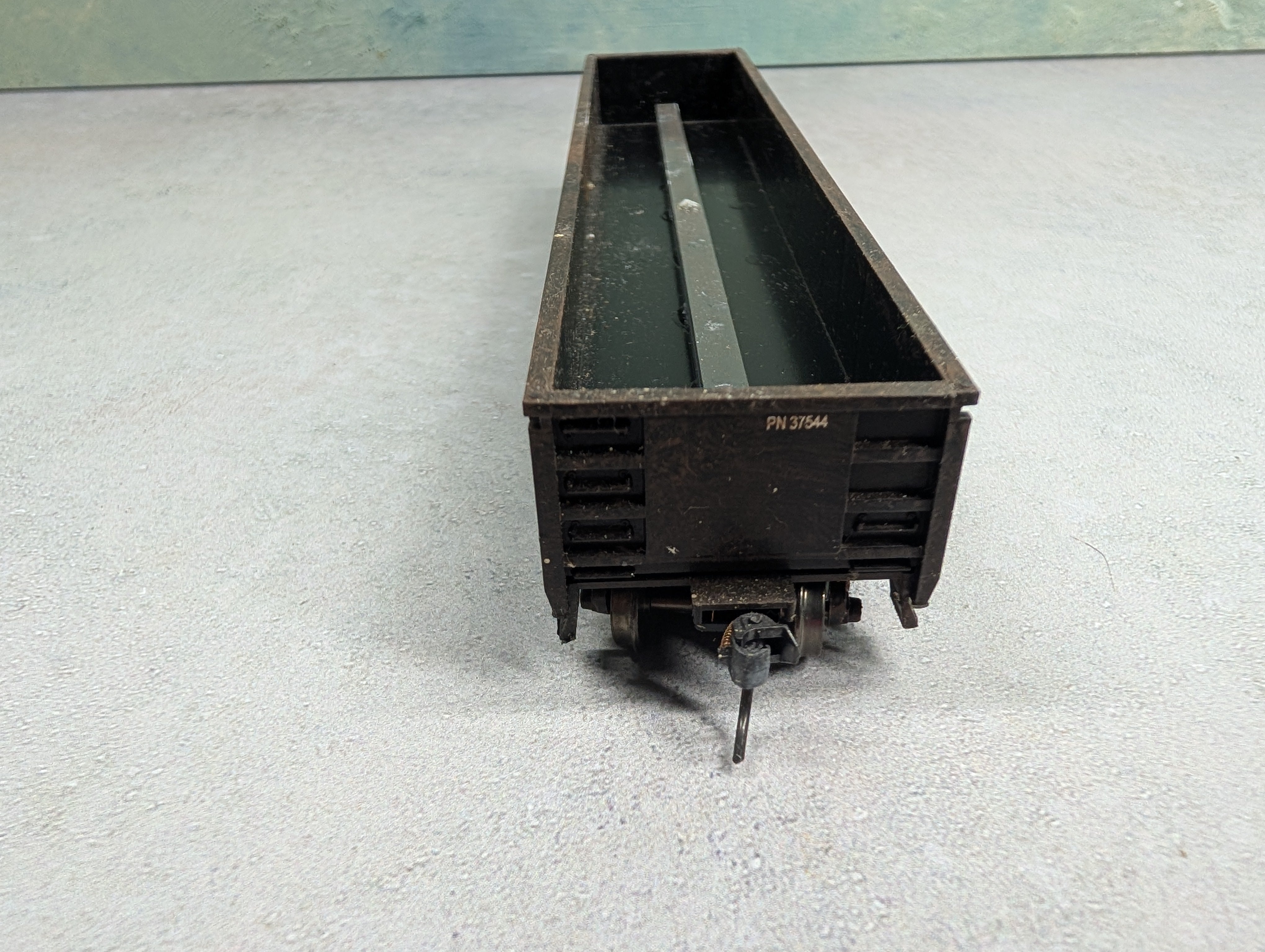 USED Roundhouse HO Scale 52'6" Gondola Providence Northern PN #37544 Weathered w/ Scrap Load