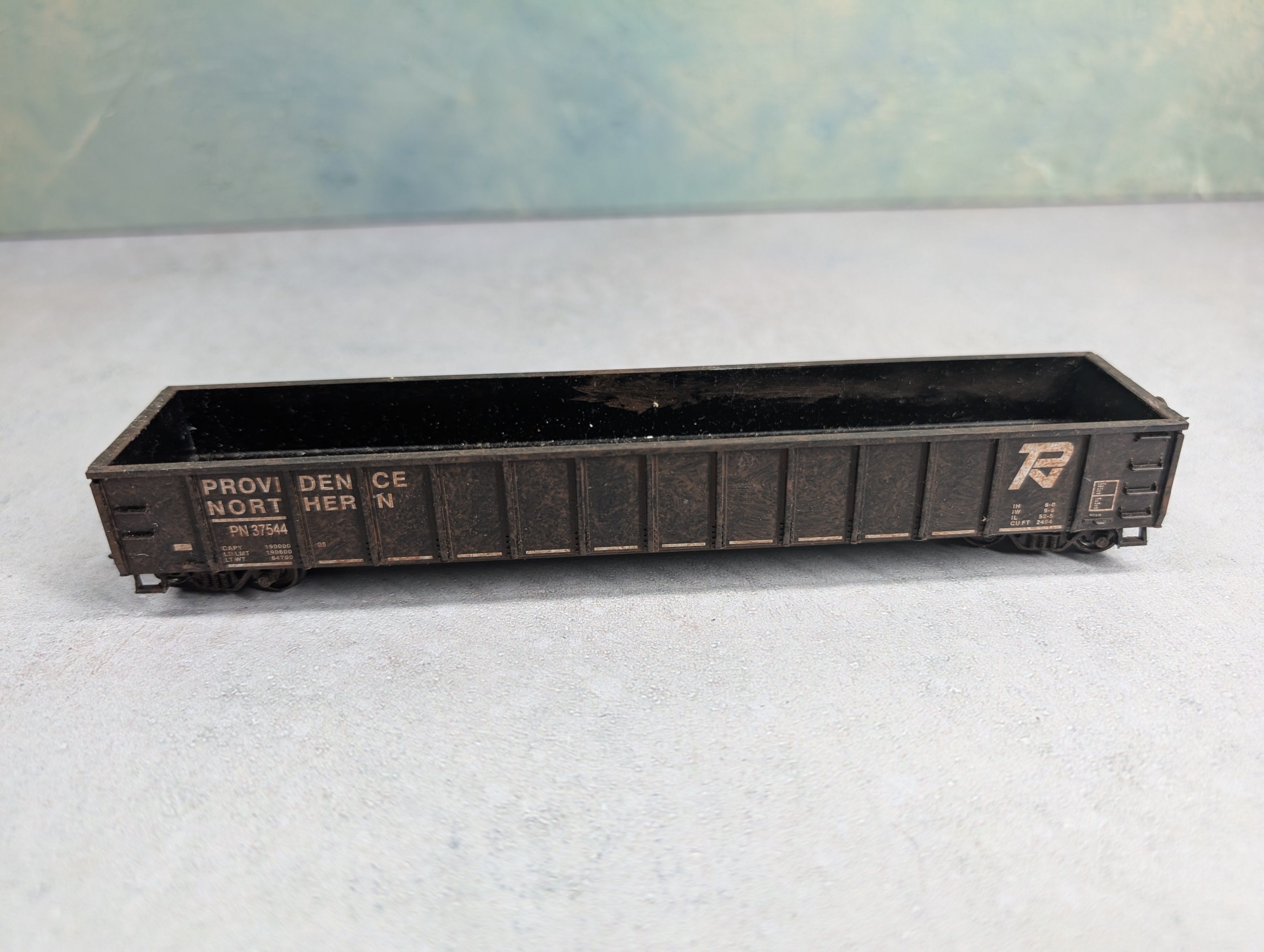 USED Roundhouse HO Scale 52'6" Gondola Providence Northern PN #37544 Weathered w/ Scrap Load