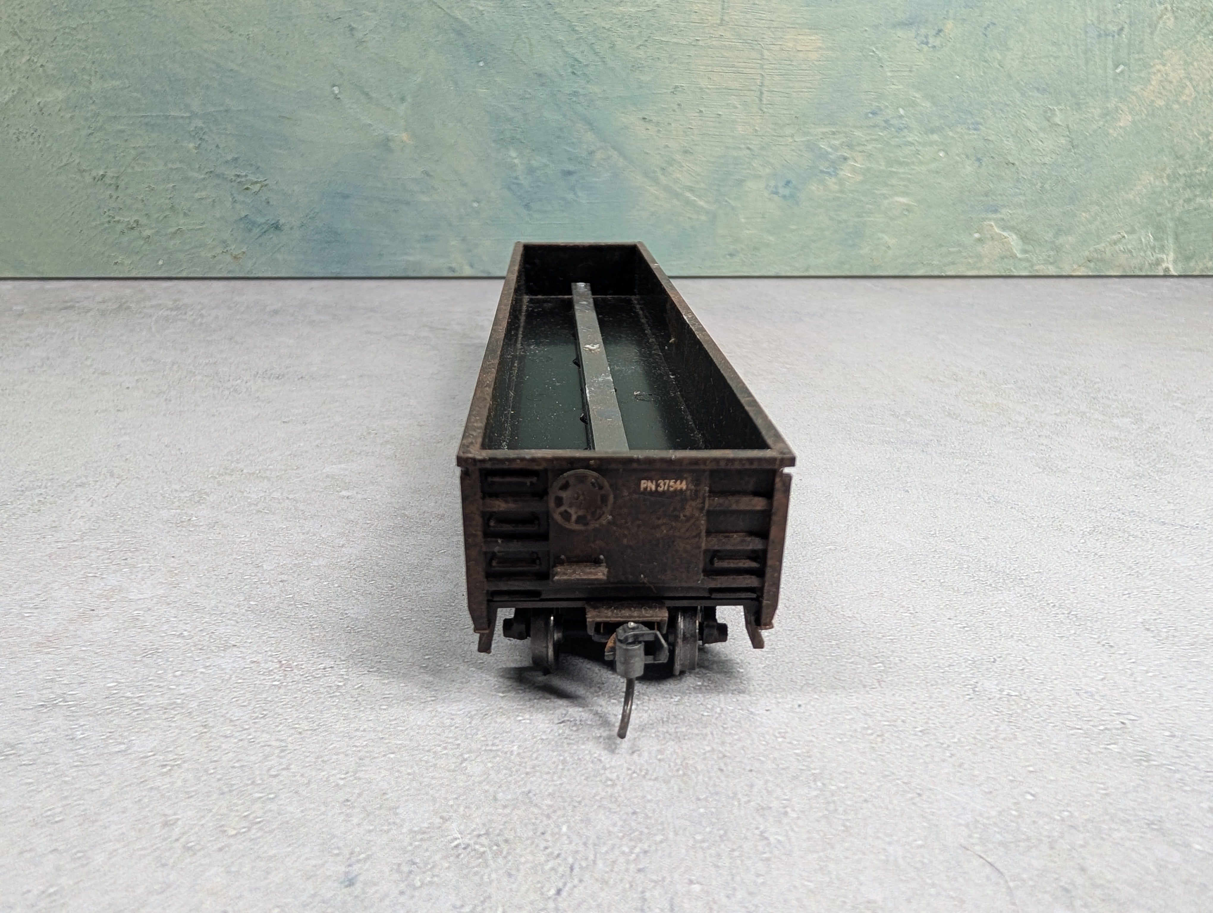 USED Roundhouse HO Scale 52'6" Gondola Providence Northern PN #37544 Weathered w/ Scrap Load