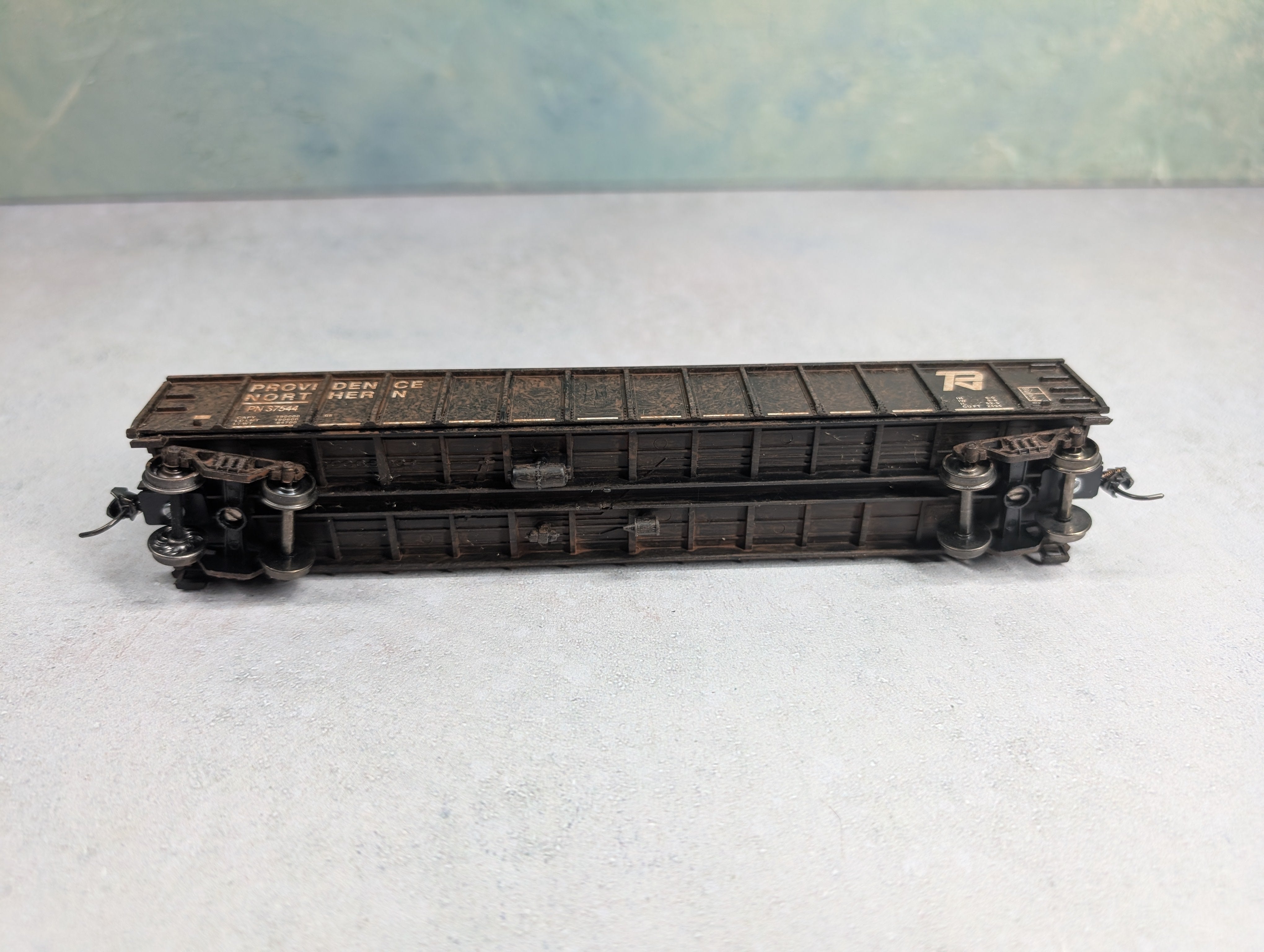 USED Roundhouse HO Scale 52'6" Gondola Providence Northern PN #37544 Weathered w/ Scrap Load