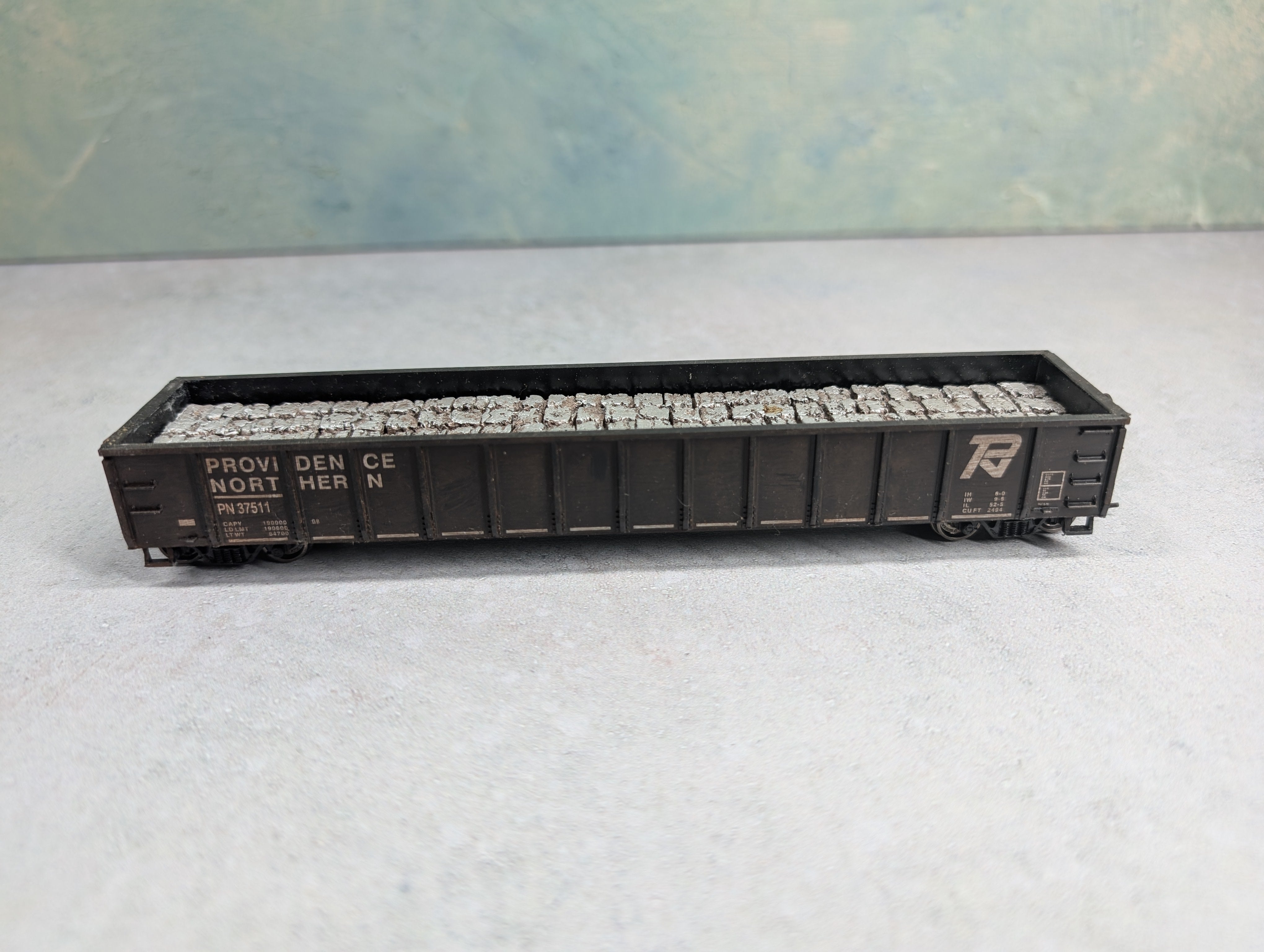 USED Roundhouse HO Scale 52'6" Gondola Providence Northern PN #37511 Weathered w/ Stone Load