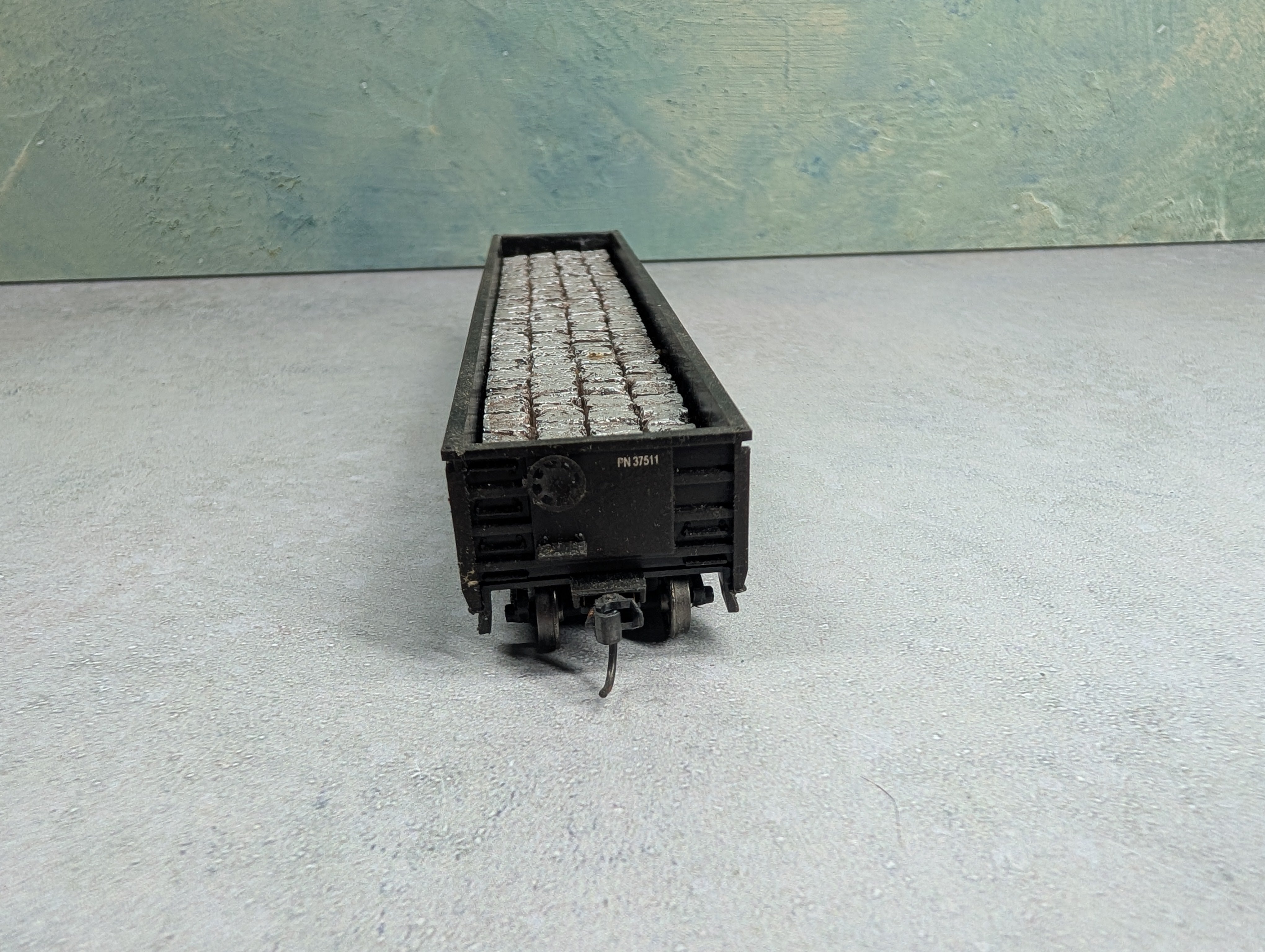 USED Roundhouse HO Scale 52'6" Gondola Providence Northern PN #37511 Weathered w/ Stone Load