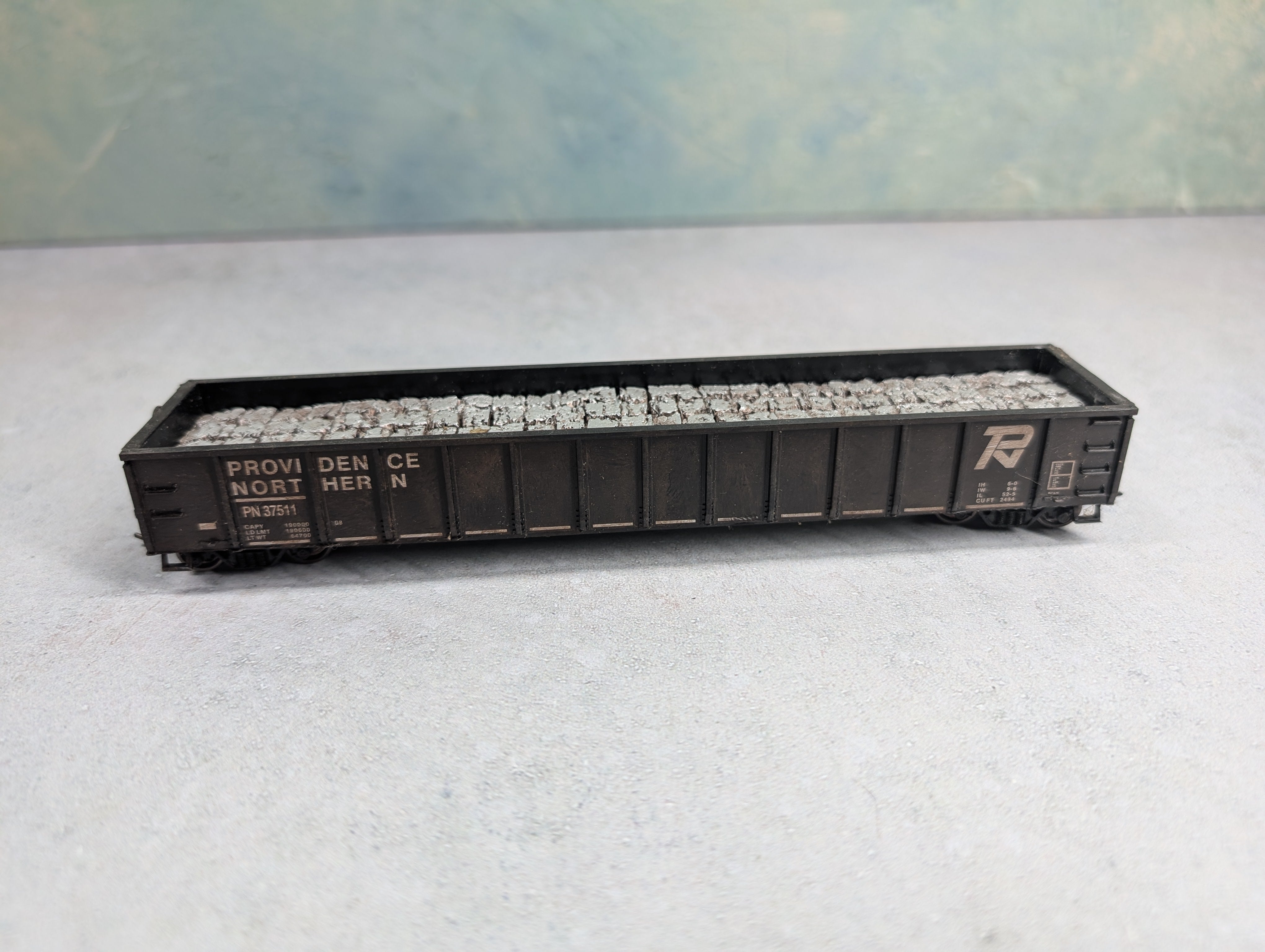 USED Roundhouse HO Scale 52'6" Gondola Providence Northern PN #37511 Weathered w/ Stone Load