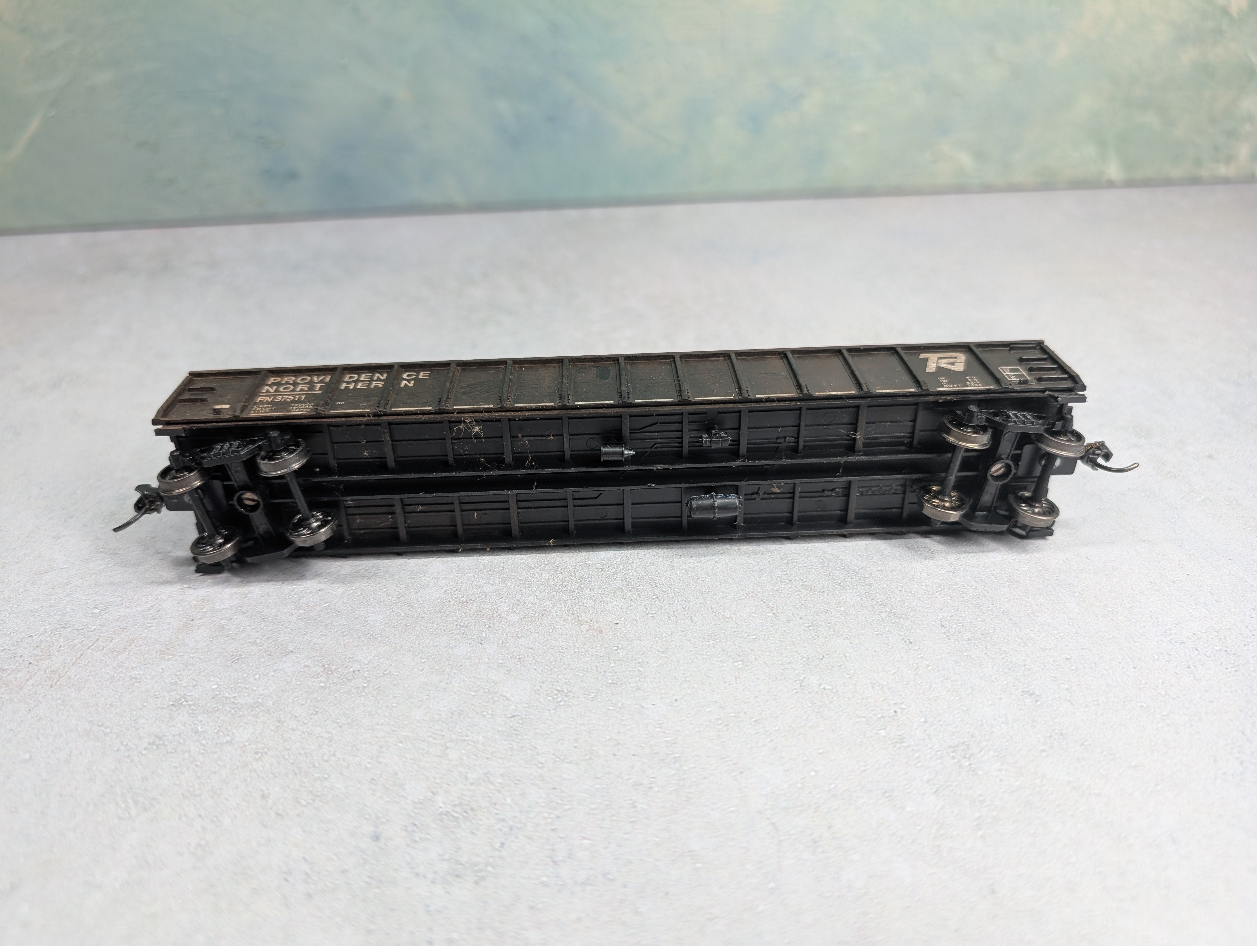 USED Roundhouse HO Scale 52'6" Gondola Providence Northern PN #37511 Weathered w/ Stone Load