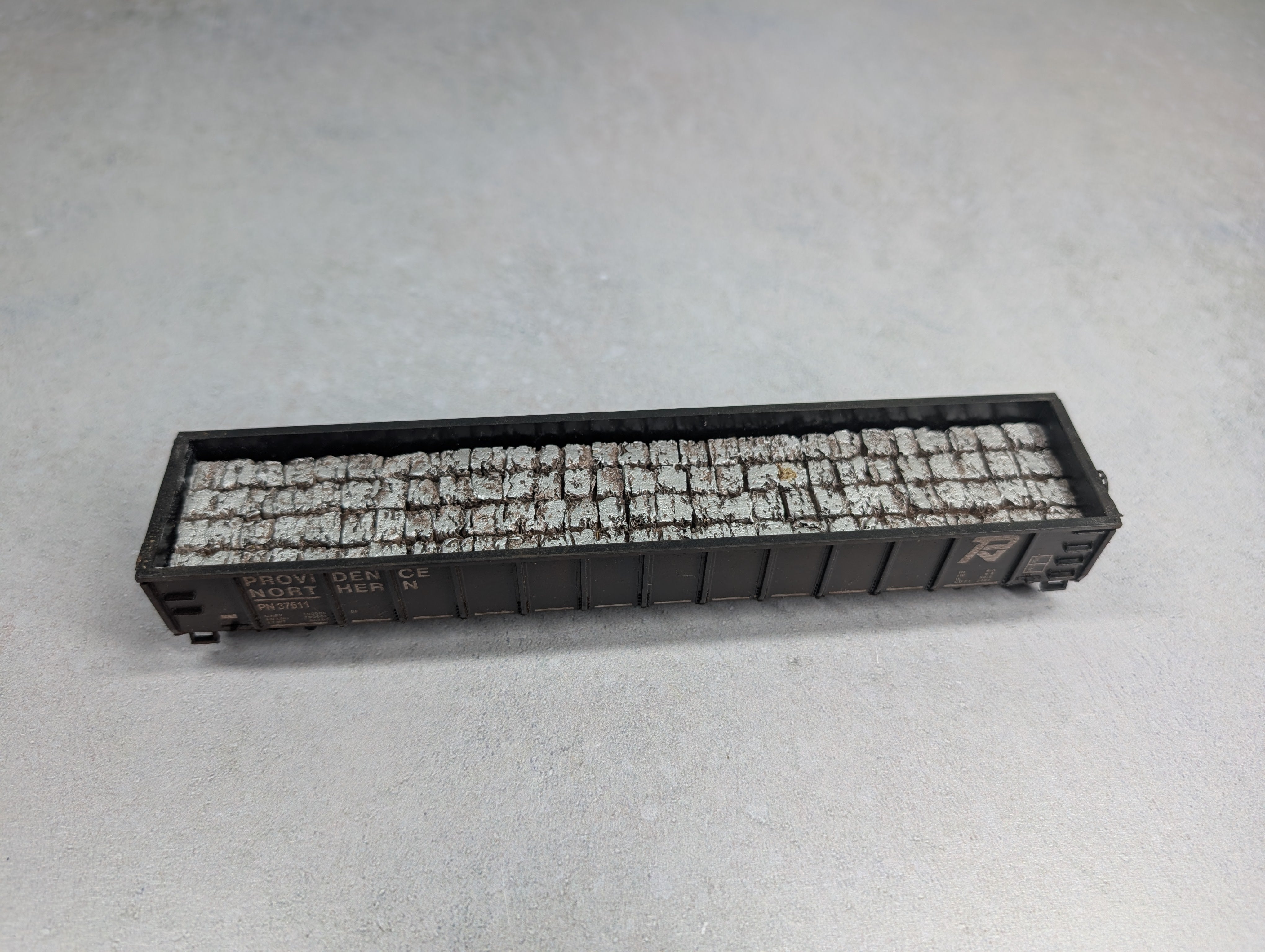 USED Roundhouse HO Scale 52'6" Gondola Providence Northern PN #37511 Weathered w/ Stone Load