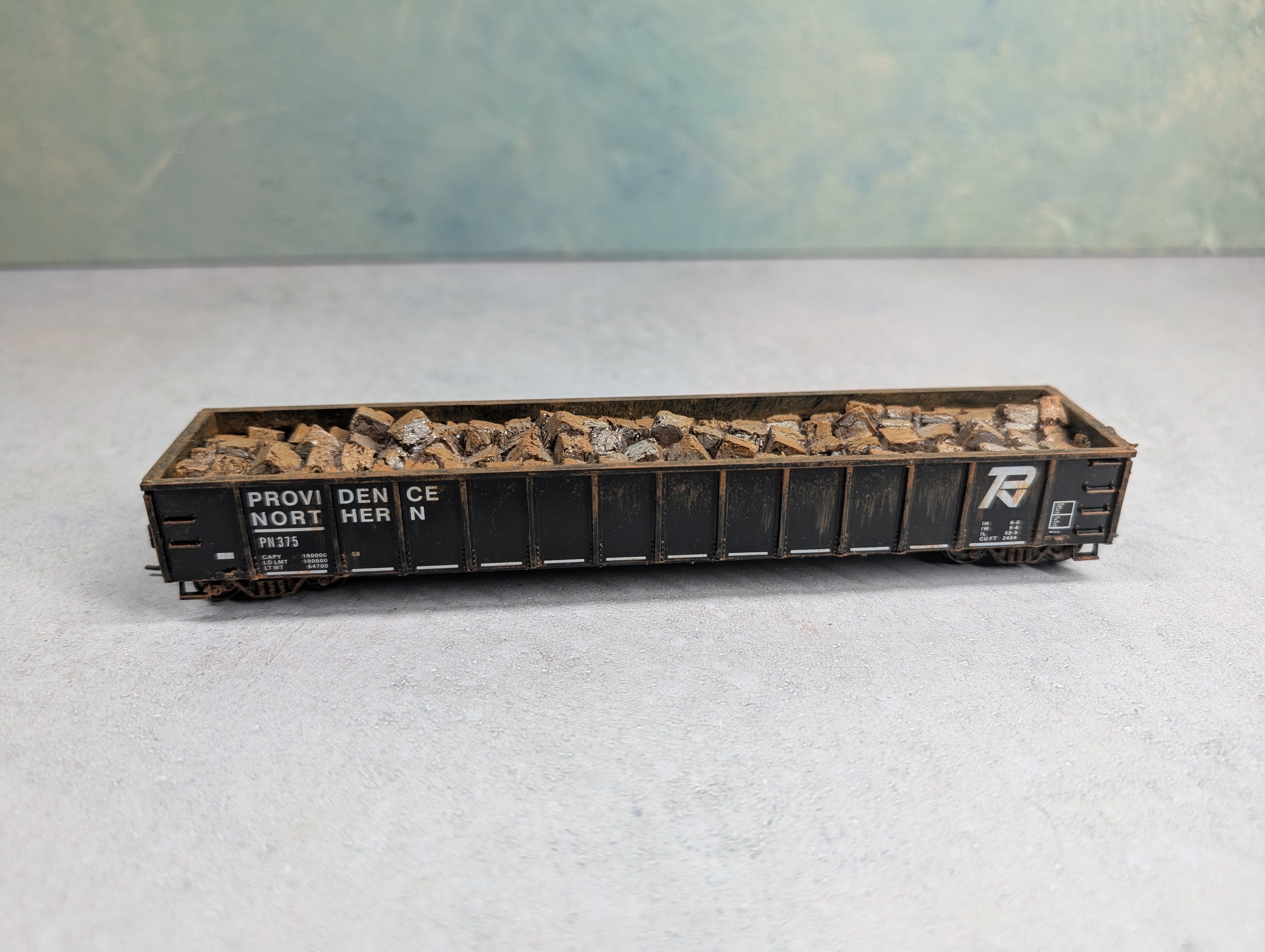 USED Roundhouse HO Scale 52'6" Gondola Providence Northern PN #375 Weathered w/ Stone Load