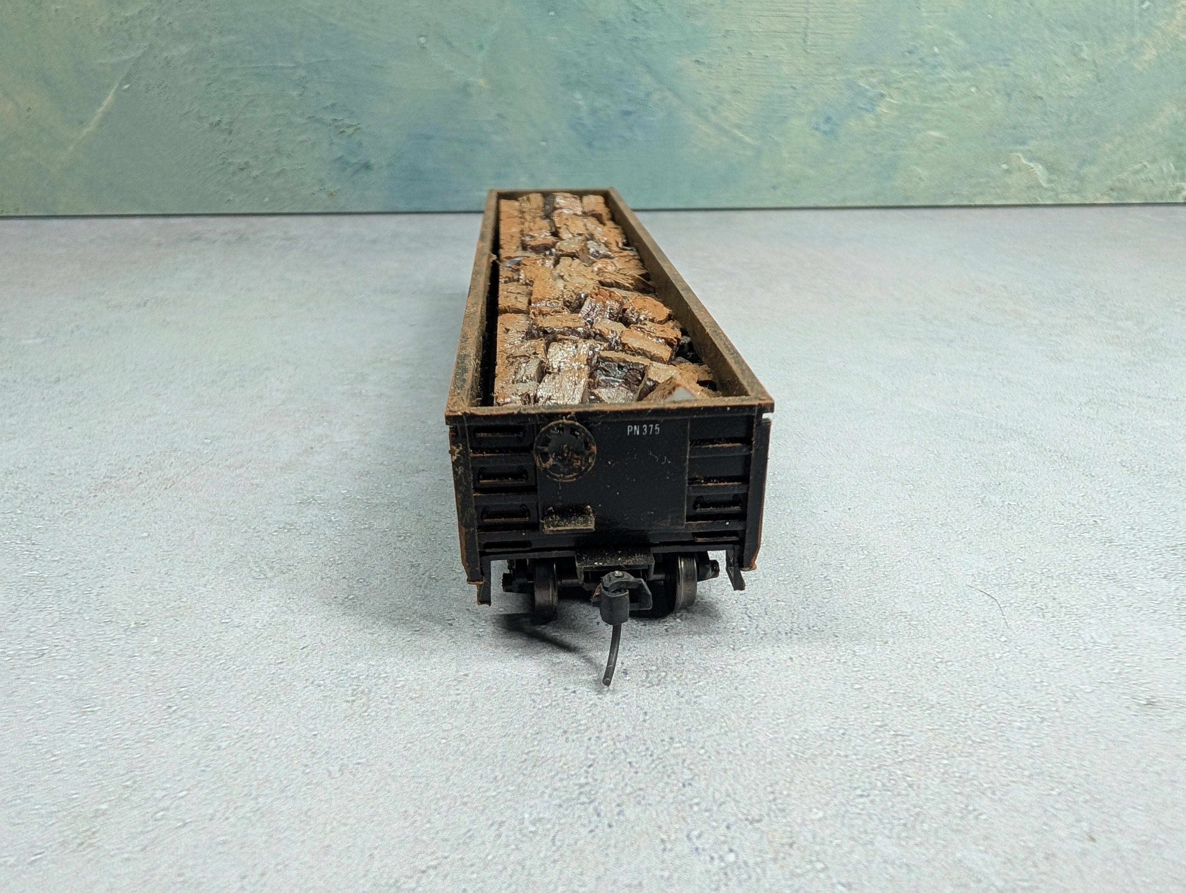 USED Roundhouse HO Scale 52'6" Gondola Providence Northern PN #375 Weathered w/ Stone Load