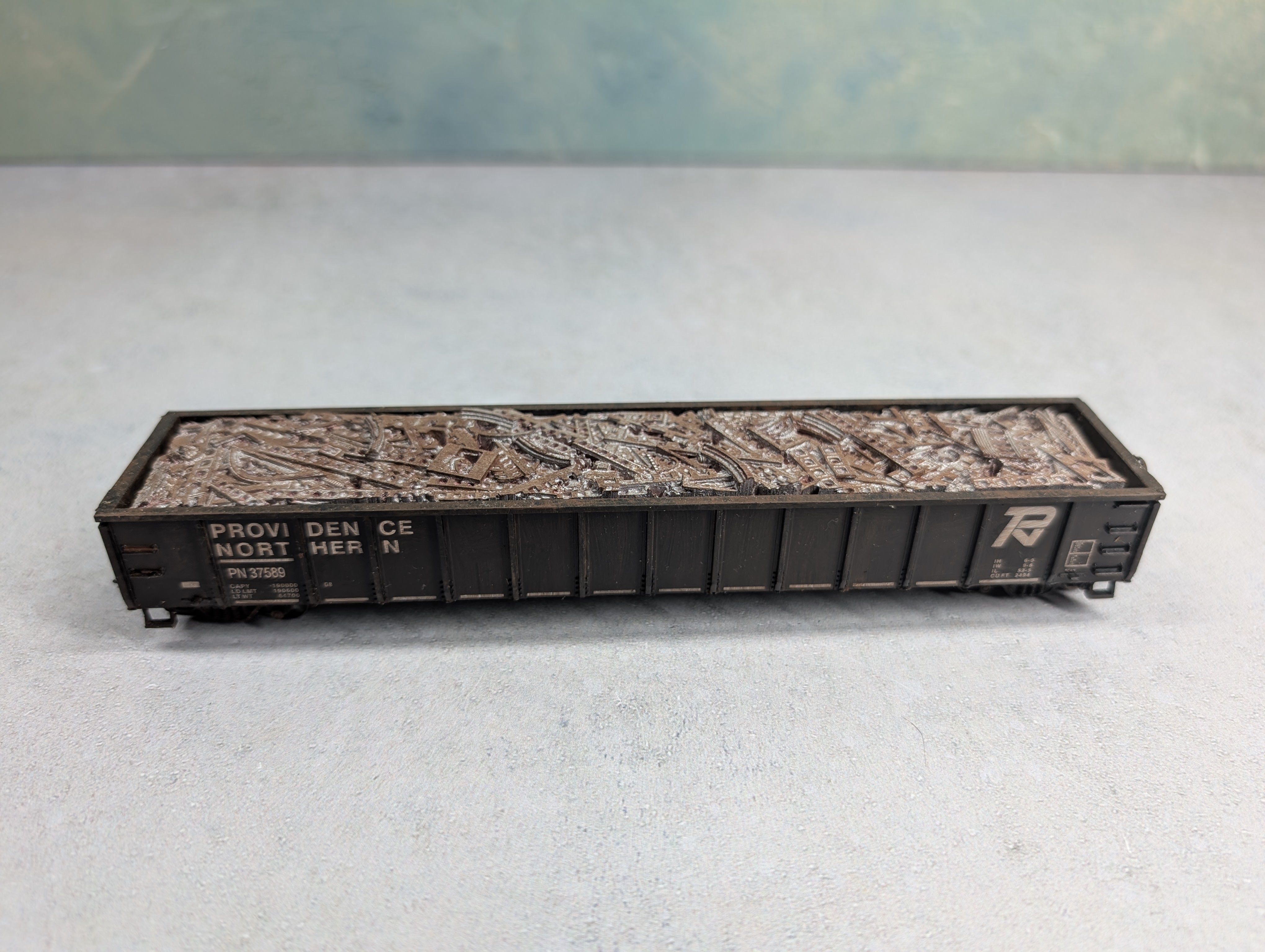 USED Roundhouse HO Scale 52'6" Gondola Providence Northern PN #37589 Weathered w/ Scrap Load