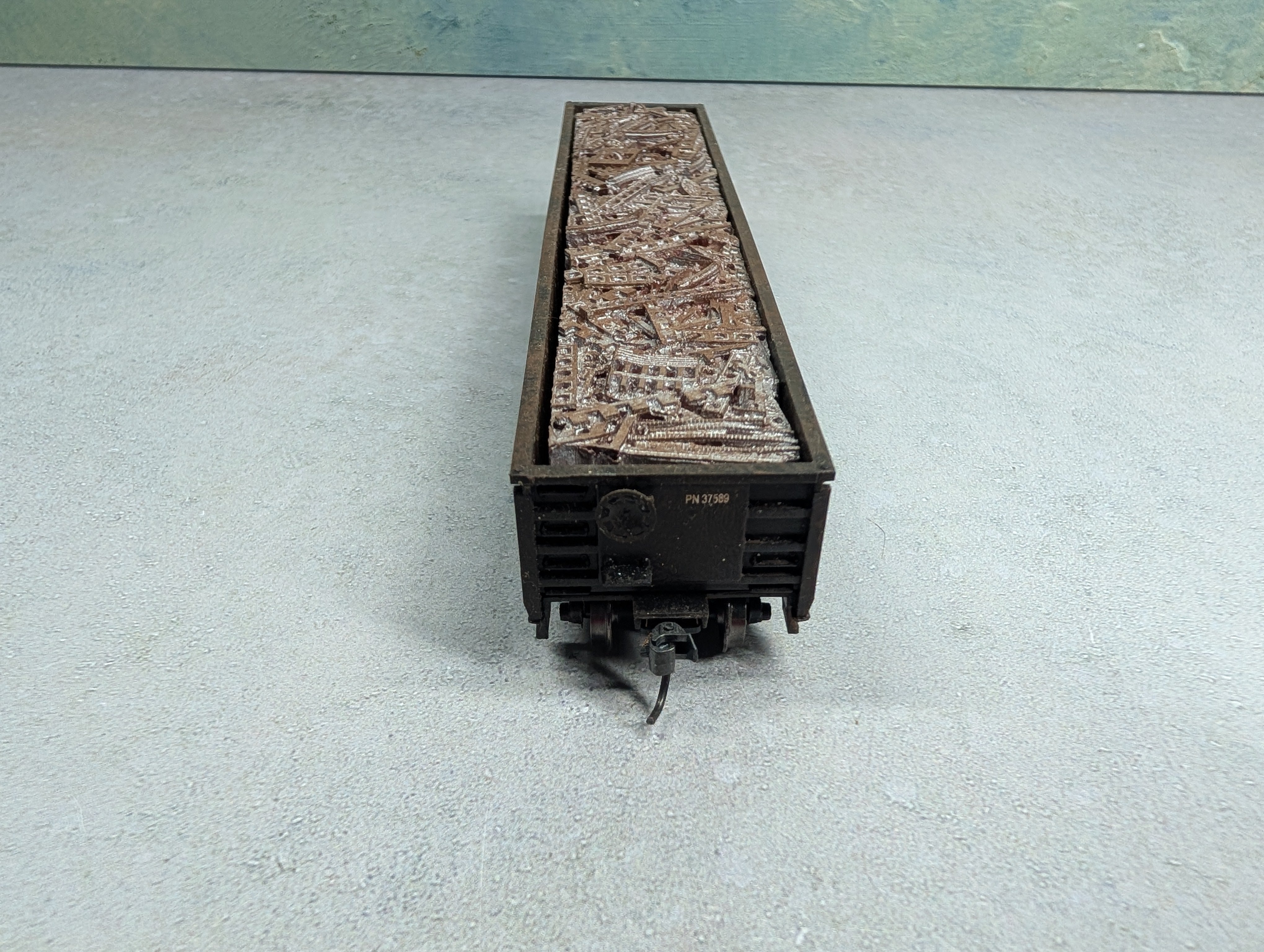 USED Roundhouse HO Scale 52'6" Gondola Providence Northern PN #37589 Weathered w/ Scrap Load