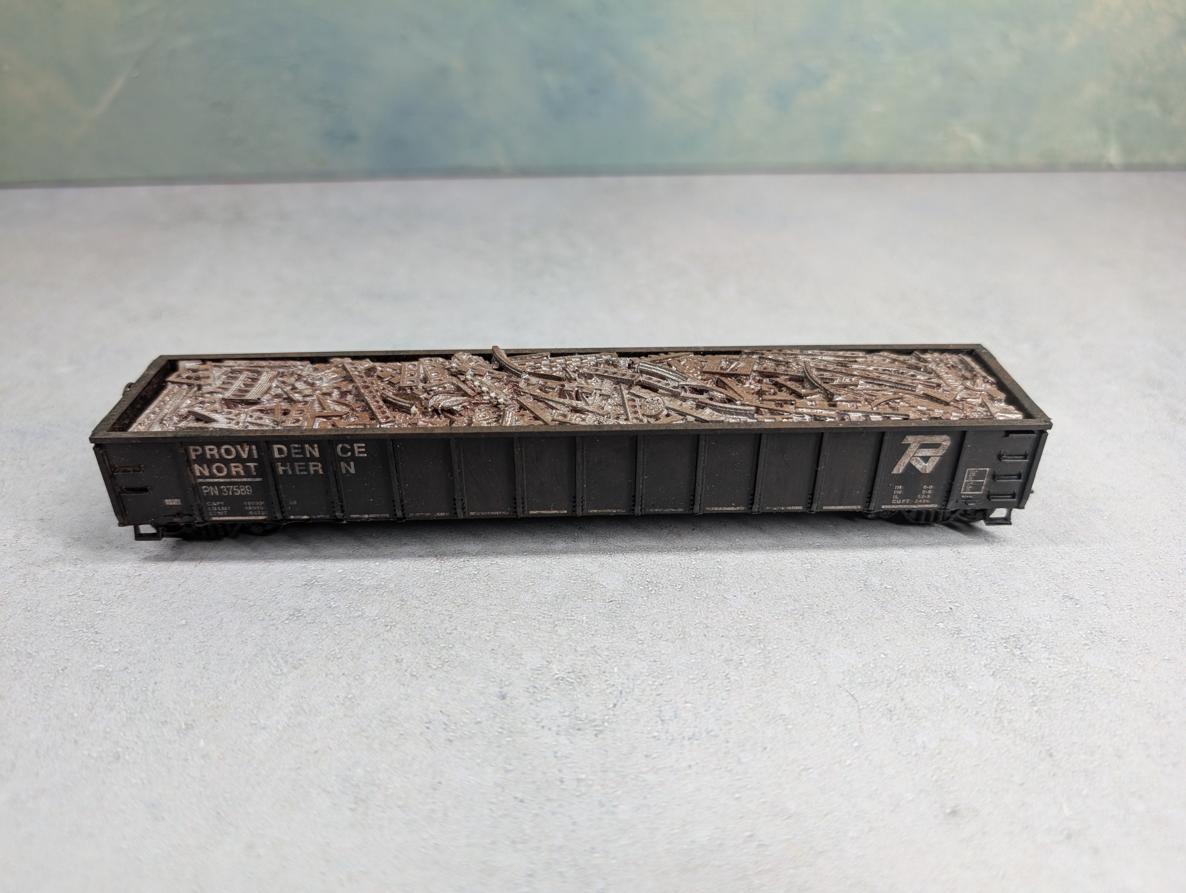 USED Roundhouse HO Scale 52'6" Gondola Providence Northern PN #37589 Weathered w/ Scrap Load