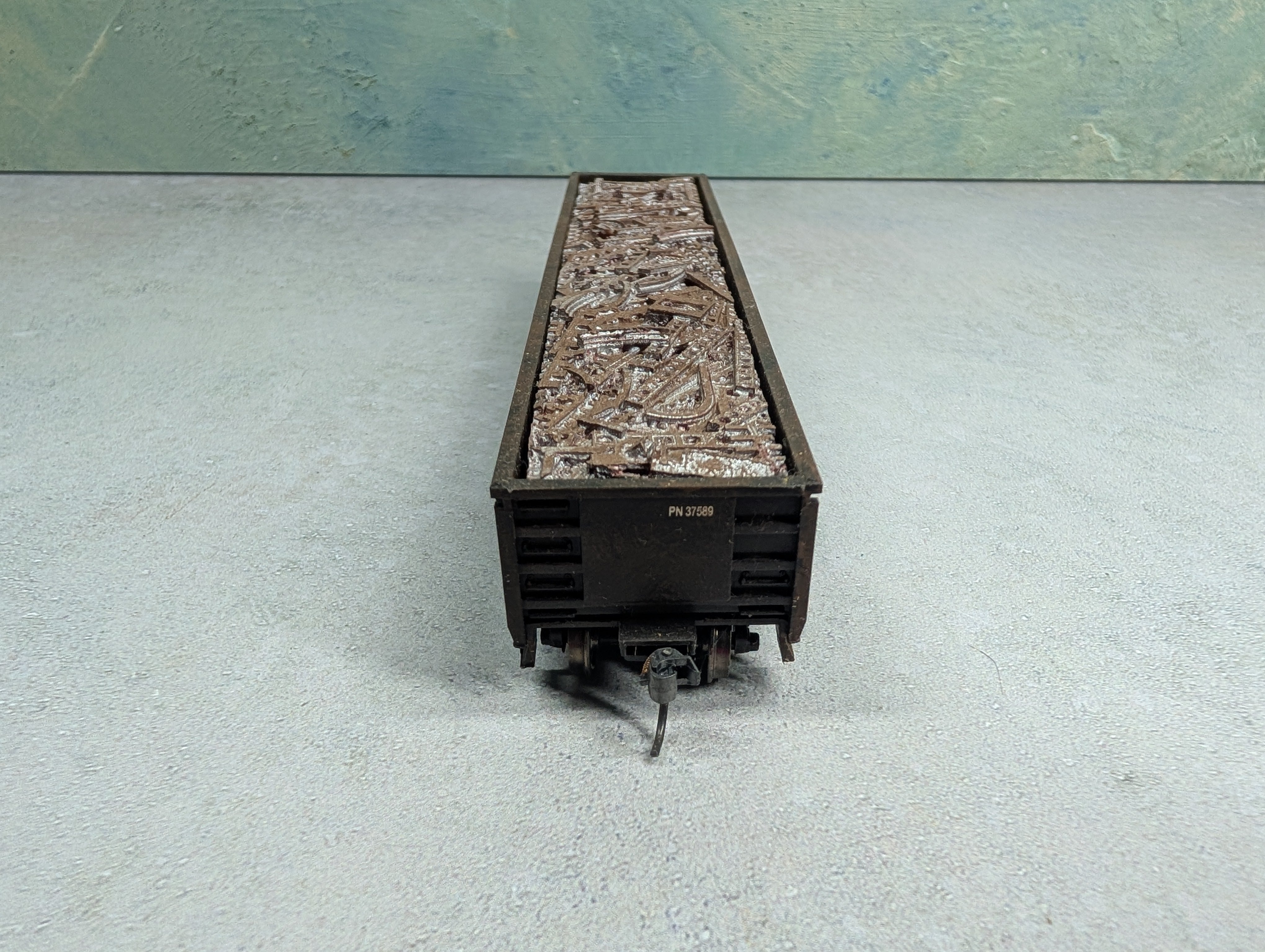 USED Roundhouse HO Scale 52'6" Gondola Providence Northern PN #37589 Weathered w/ Scrap Load