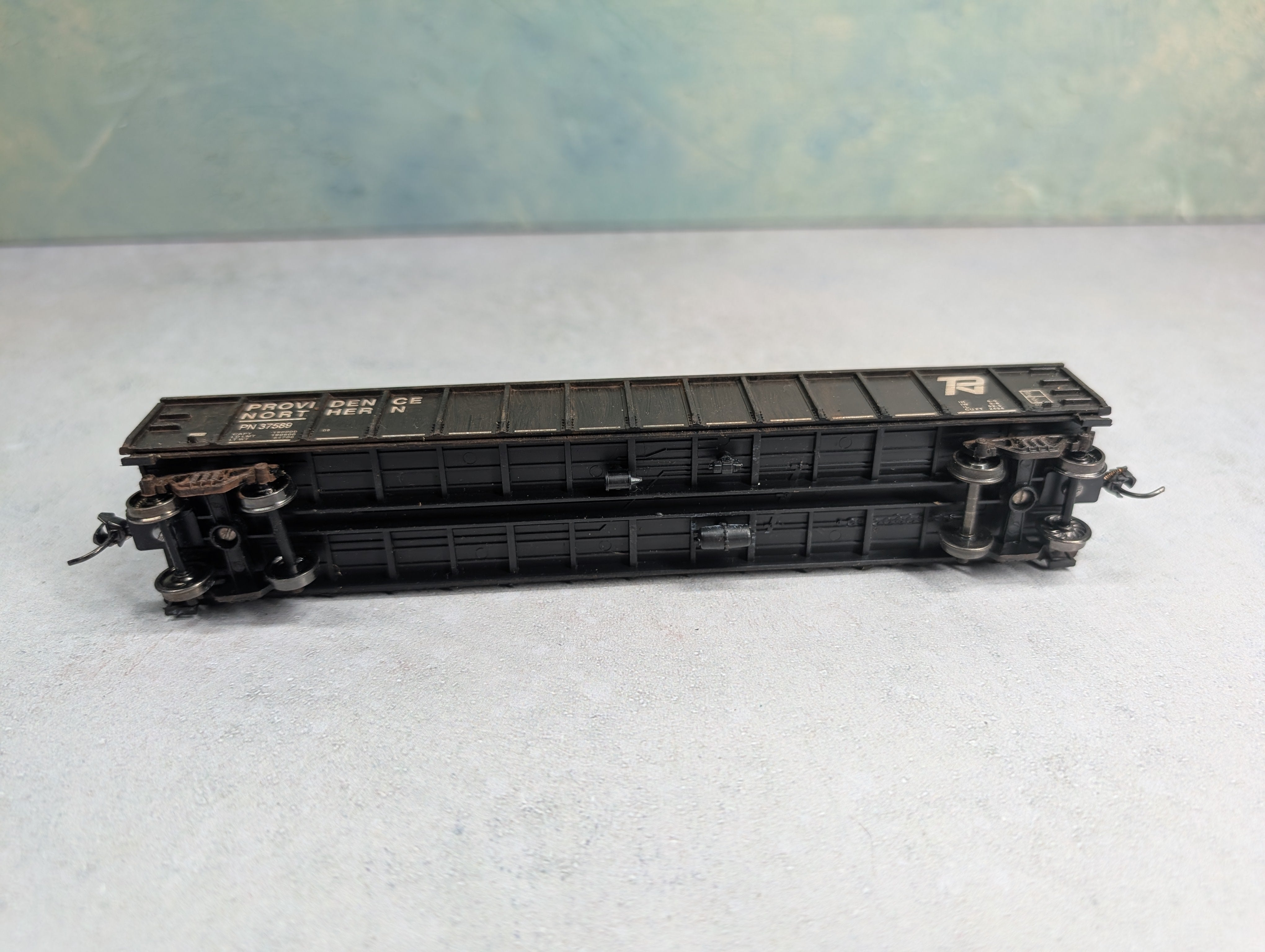 USED Roundhouse HO Scale 52'6" Gondola Providence Northern PN #37589 Weathered w/ Scrap Load