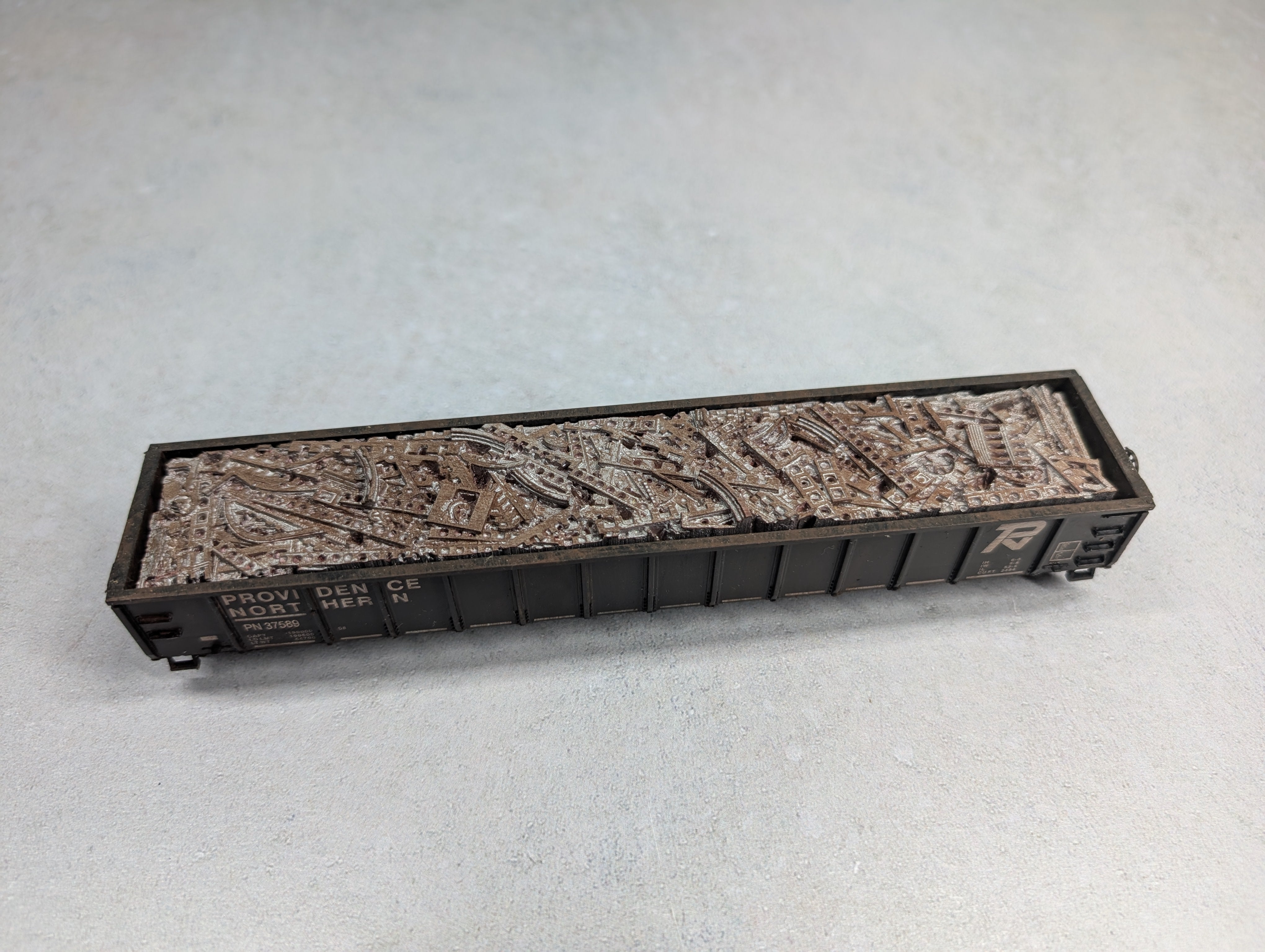 USED Roundhouse HO Scale 52'6" Gondola Providence Northern PN #37589 Weathered w/ Scrap Load