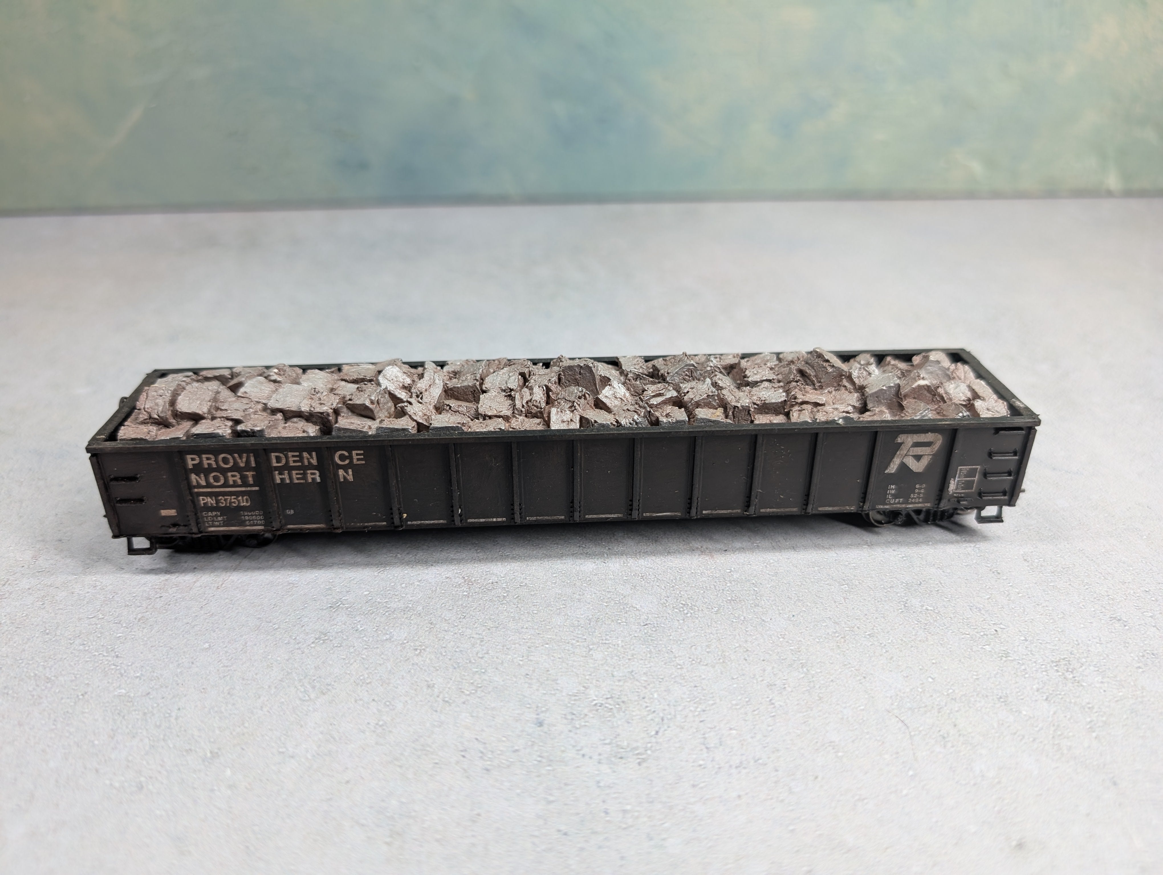 USED Roundhouse HO Scale 52'6" Gondola Providence Northern PN #37510 Weathered w/ Stone Load