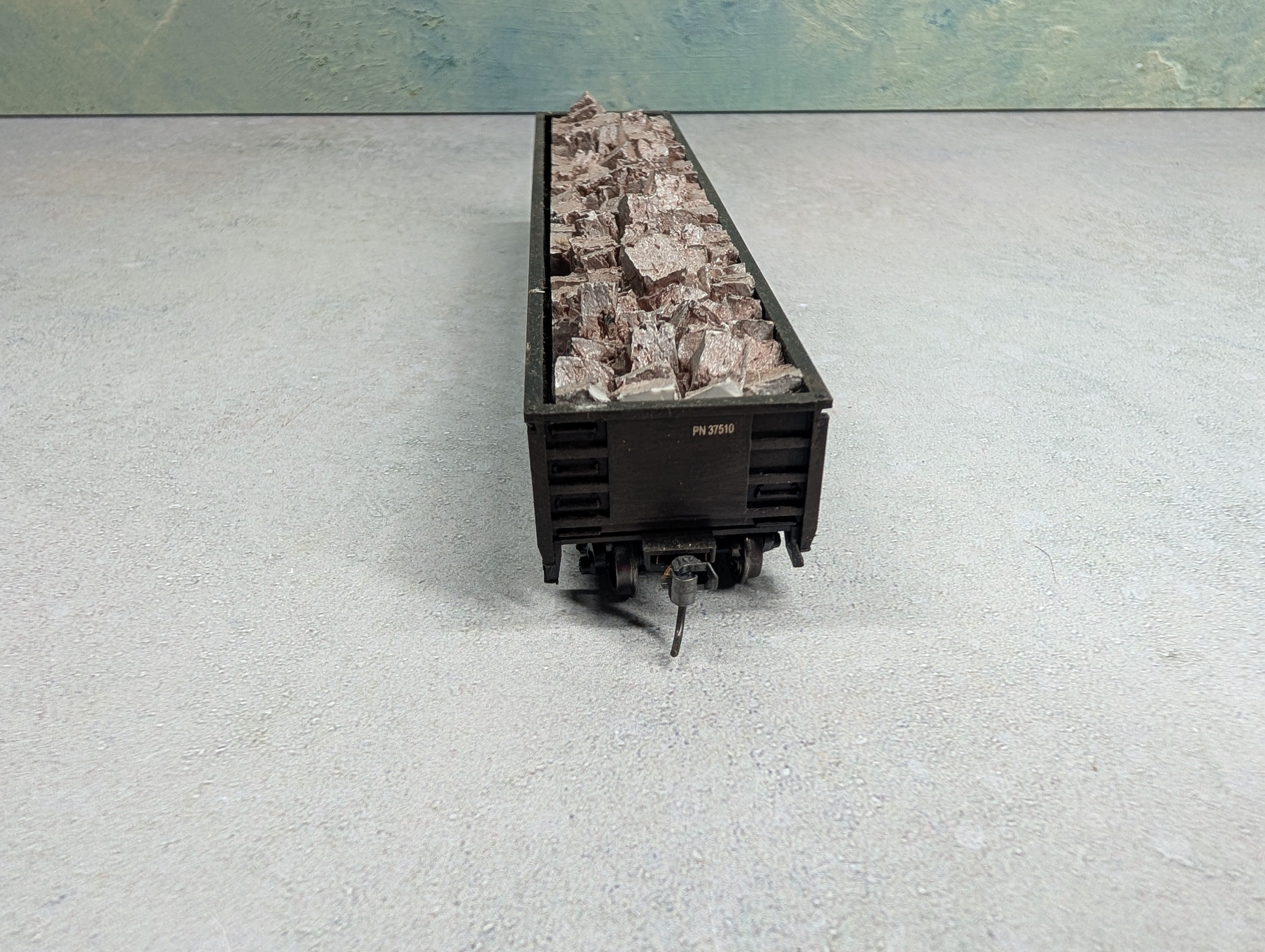 USED Roundhouse HO Scale 52'6" Gondola Providence Northern PN #37510 Weathered w/ Stone Load