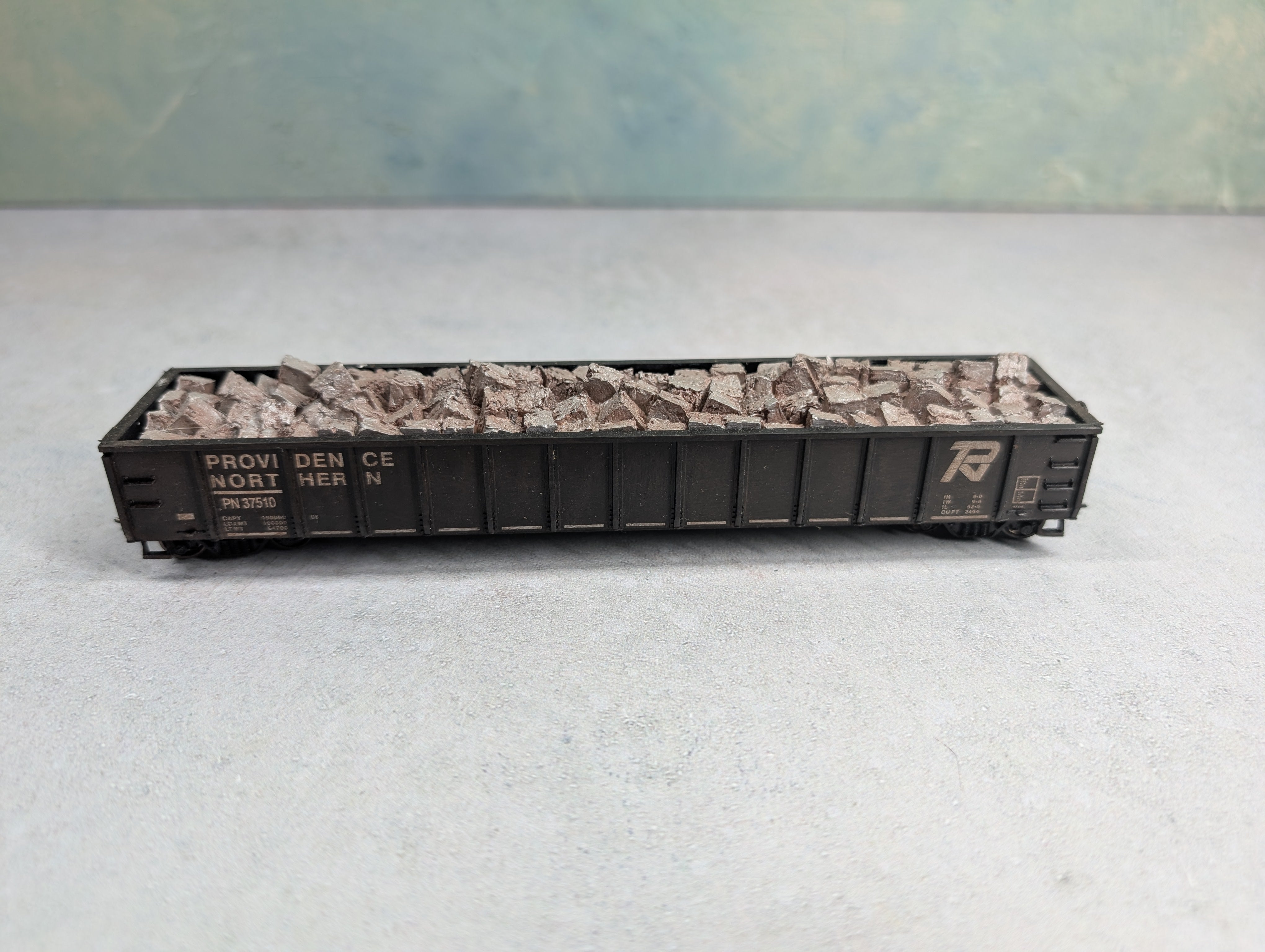 USED Roundhouse HO Scale 52'6" Gondola Providence Northern PN #37510 Weathered w/ Stone Load