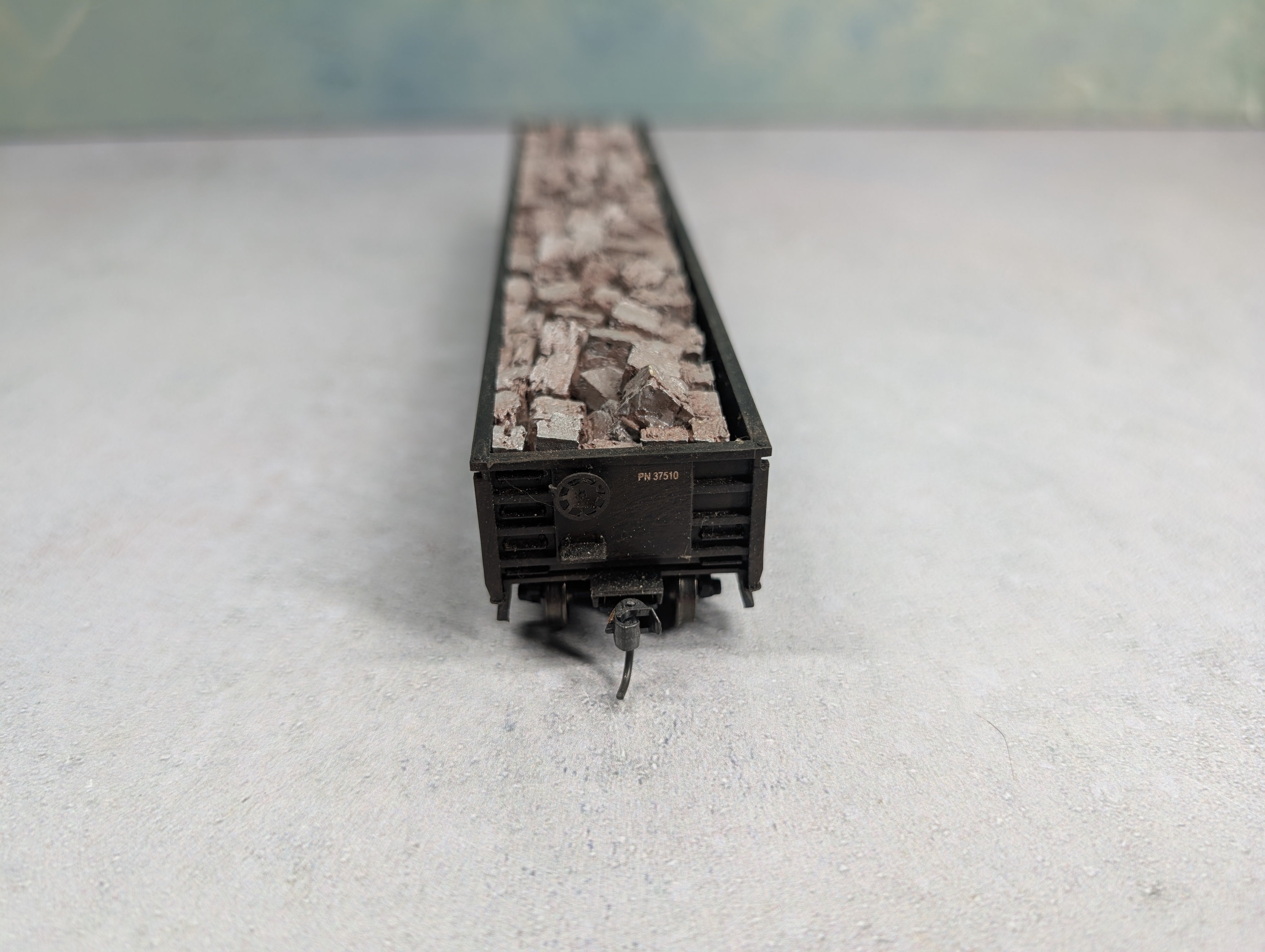 USED Roundhouse HO Scale 52'6" Gondola Providence Northern PN #37510 Weathered w/ Stone Load