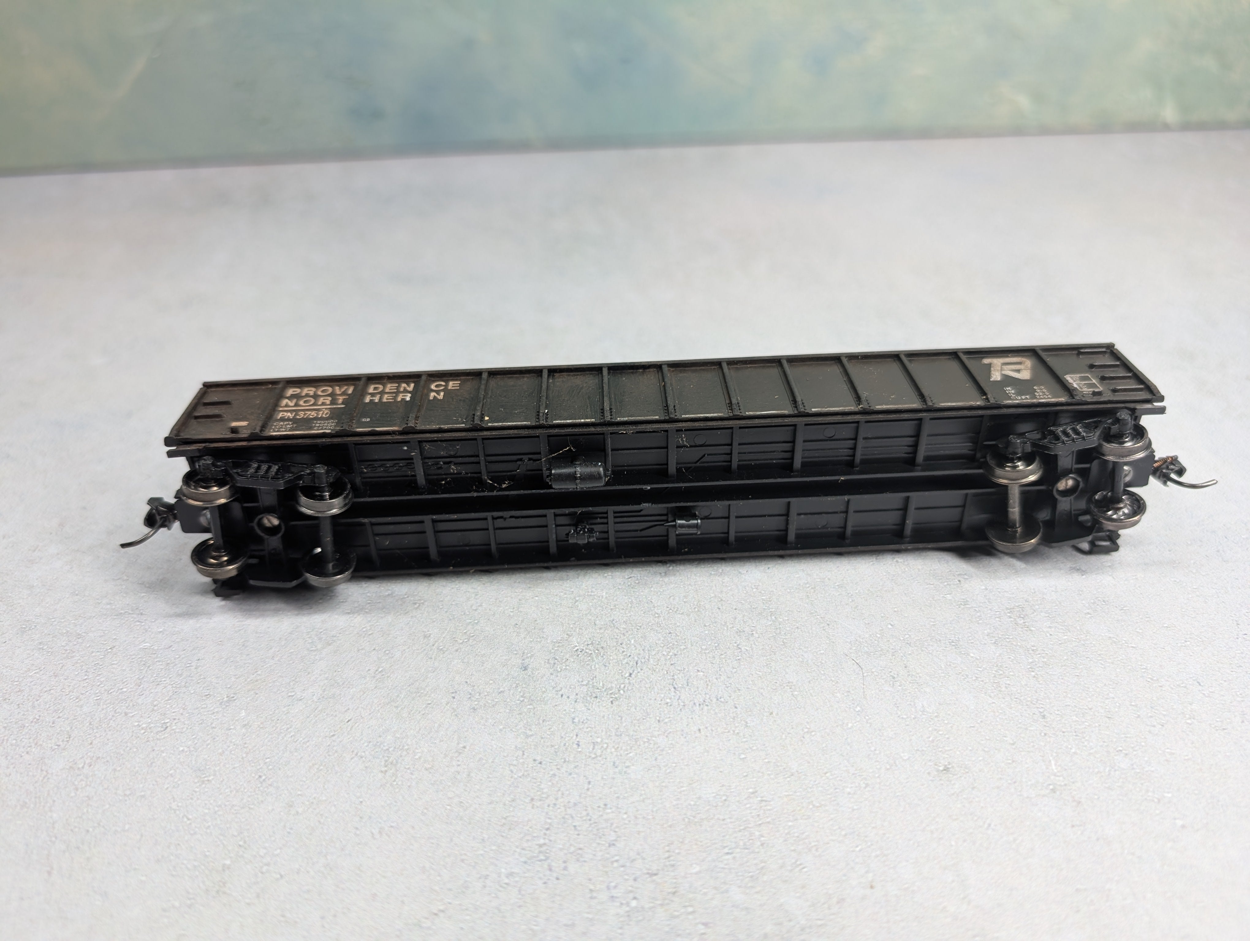 USED Roundhouse HO Scale 52'6" Gondola Providence Northern PN #37510 Weathered w/ Stone Load