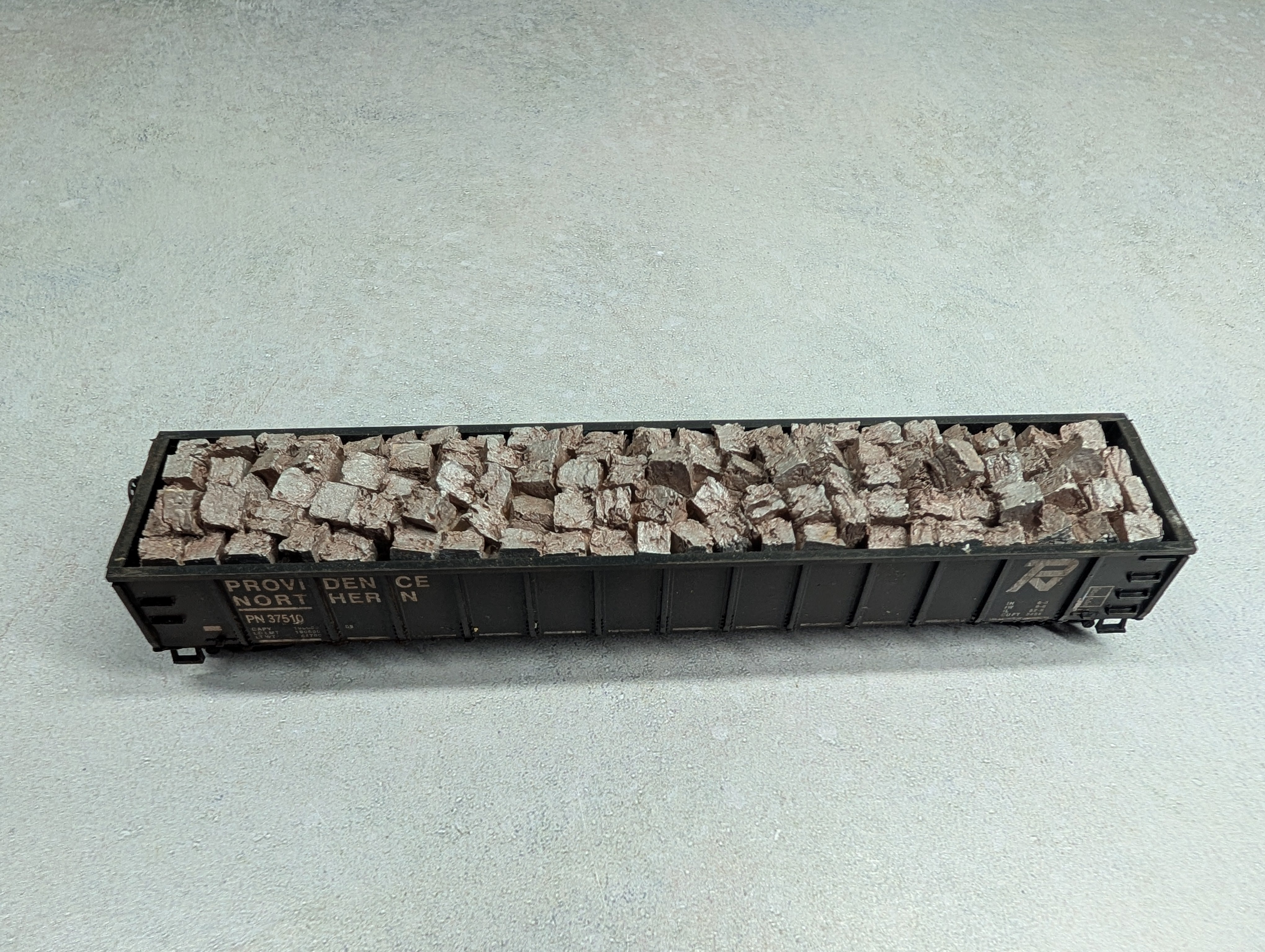 USED Roundhouse HO Scale 52'6" Gondola Providence Northern PN #37510 Weathered w/ Stone Load