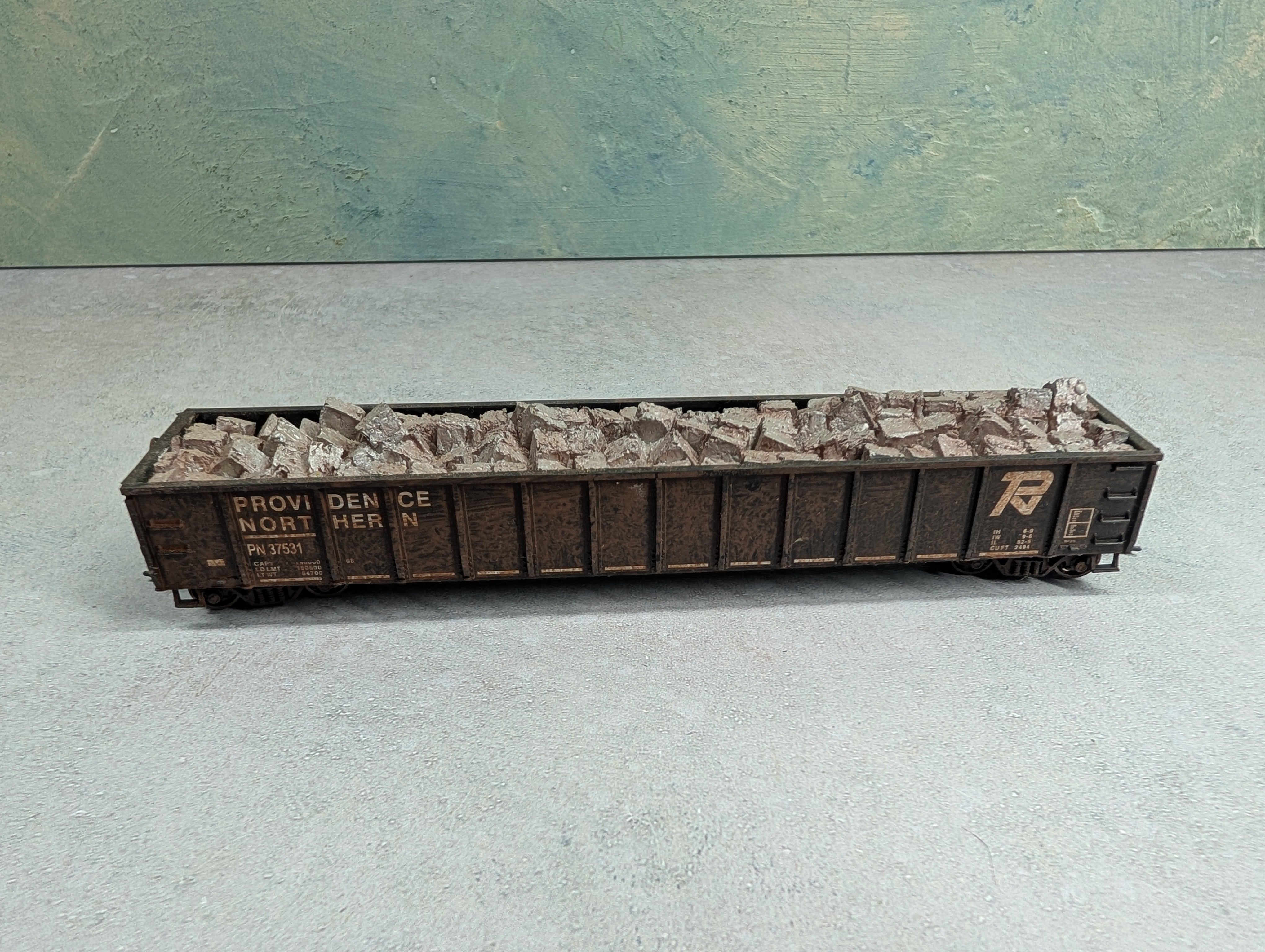 USED Roundhouse HO Scale 52'6" Gondola Providence Northern PN #37531 Weathered w/ Stone Load