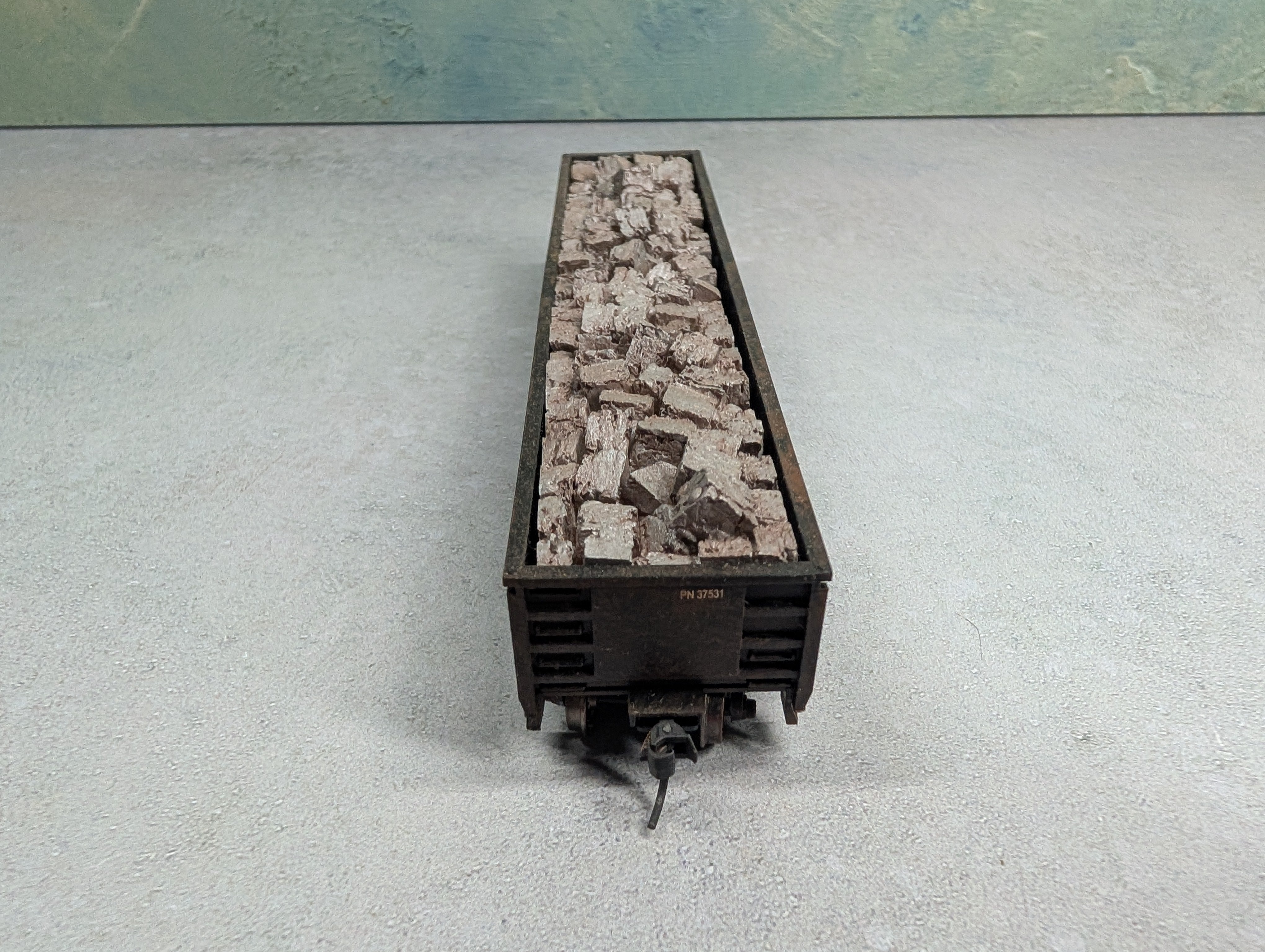 USED Roundhouse HO Scale 52'6" Gondola Providence Northern PN #37531 Weathered w/ Stone Load