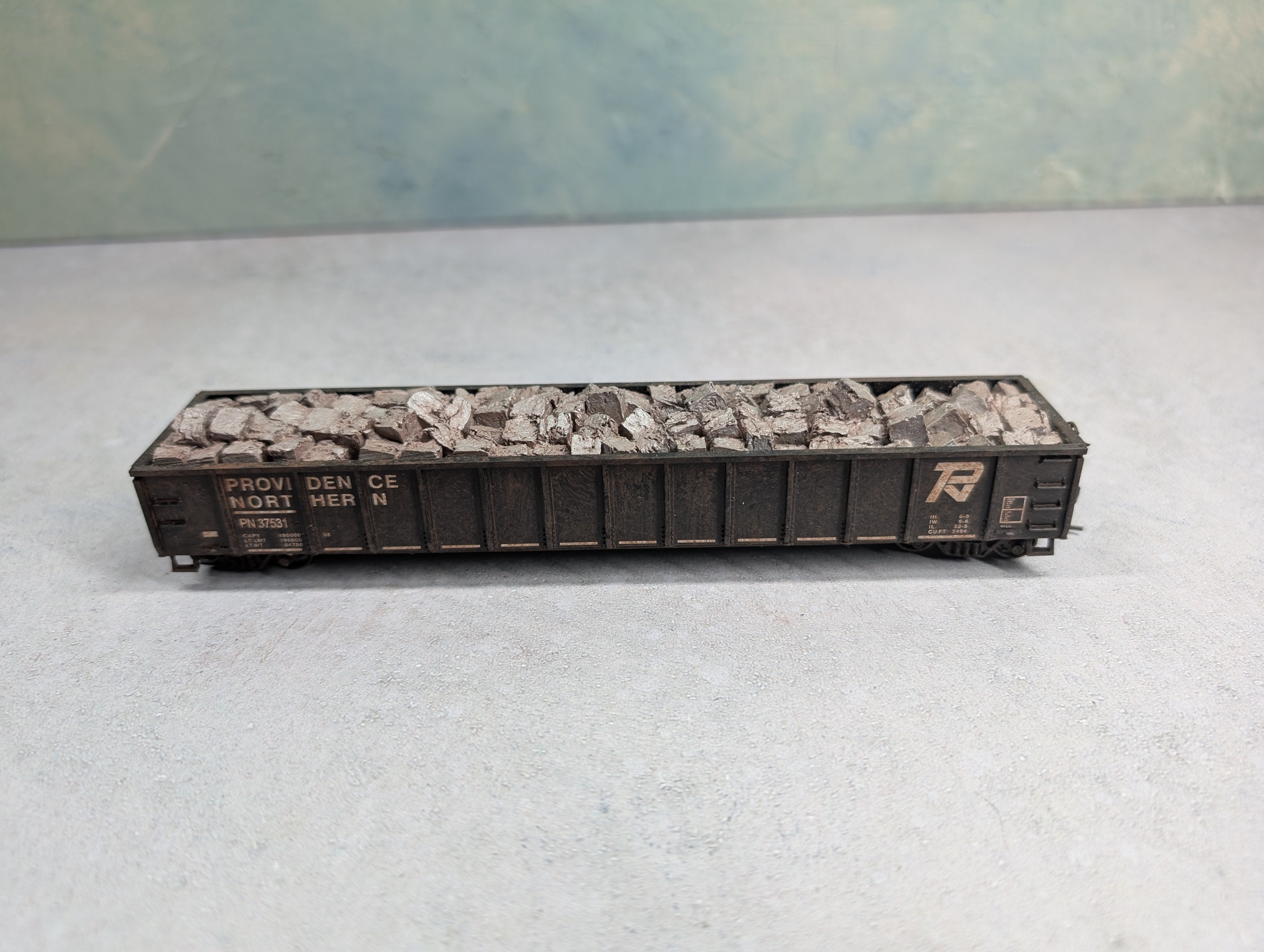 USED Roundhouse HO Scale 52'6" Gondola Providence Northern PN #37531 Weathered w/ Stone Load