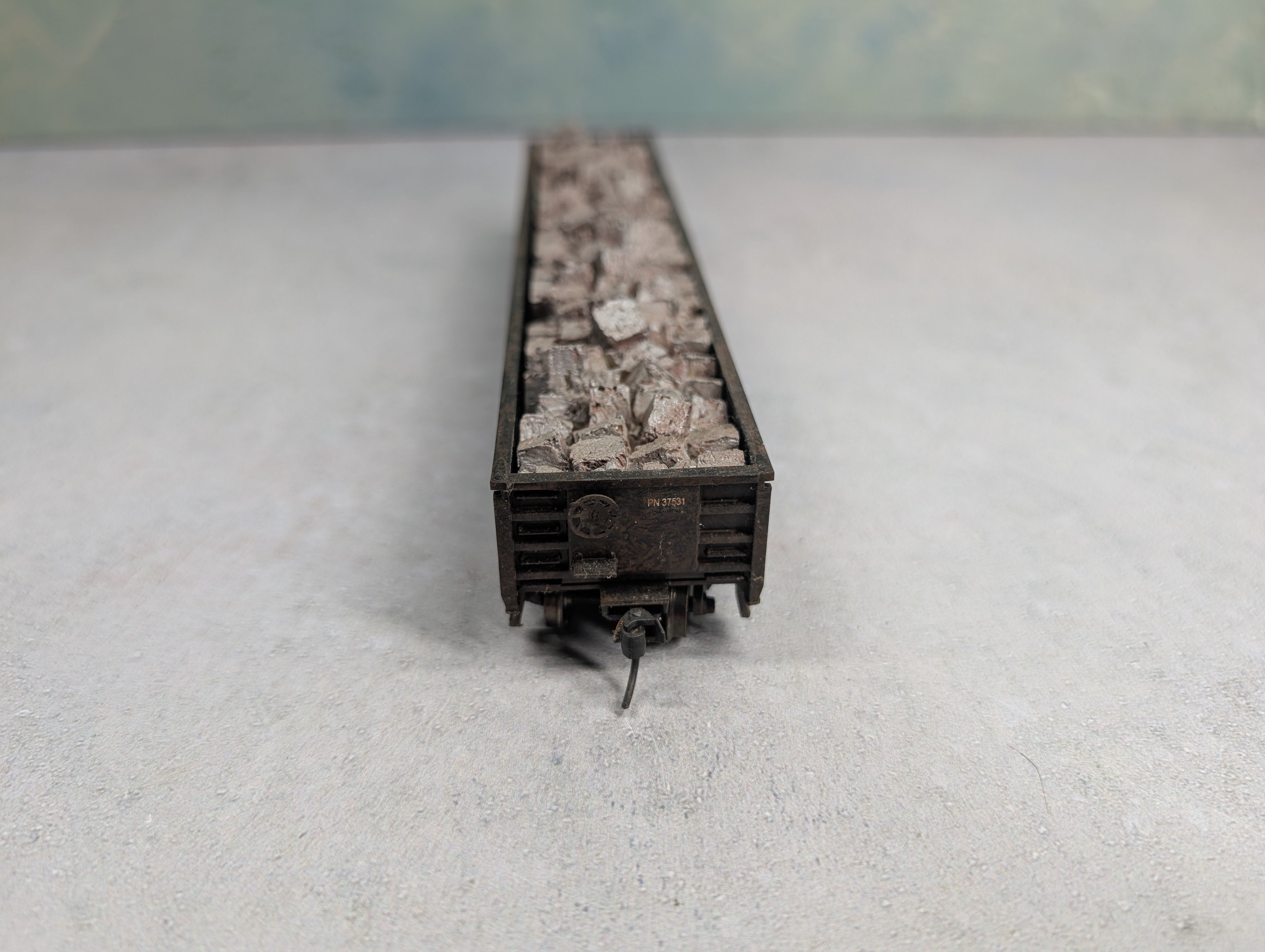 USED Roundhouse HO Scale 52'6" Gondola Providence Northern PN #37531 Weathered w/ Stone Load