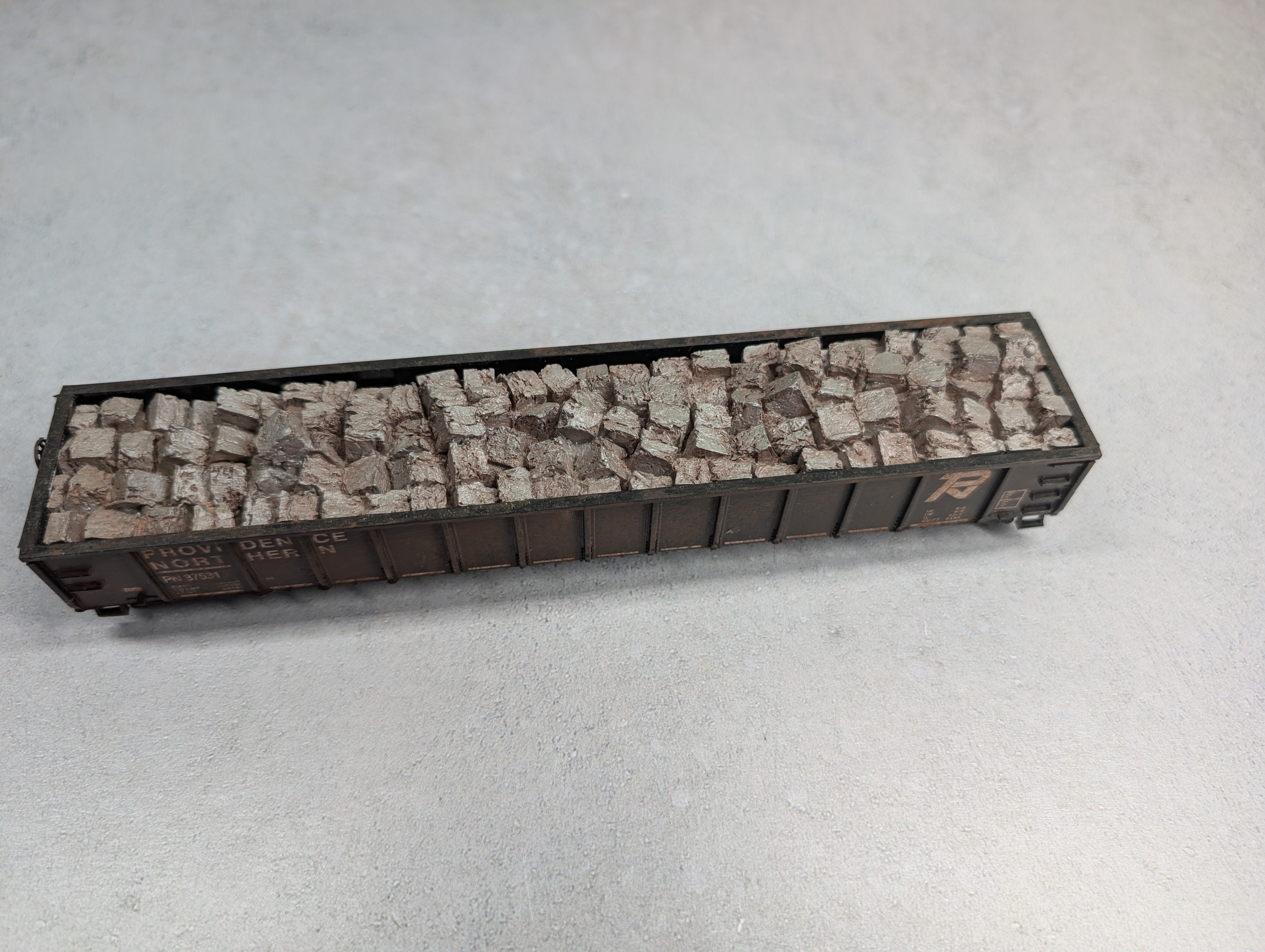 USED Roundhouse HO Scale 52'6" Gondola Providence Northern PN #37531 Weathered w/ Stone Load