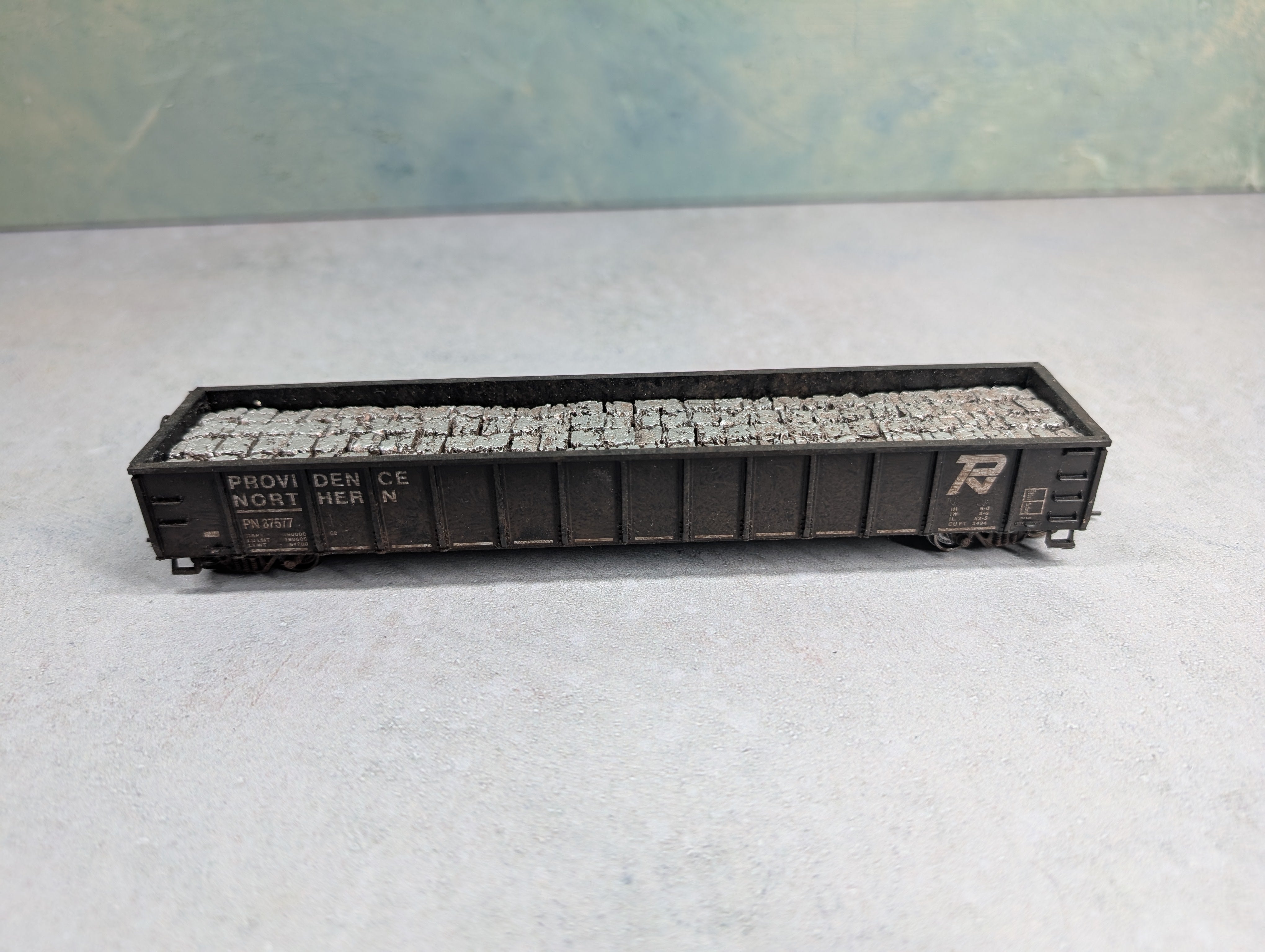 USED Roundhouse HO Scale 52'6" Gondola Providence Northern PN #37577 Weathered w/ Stone Load