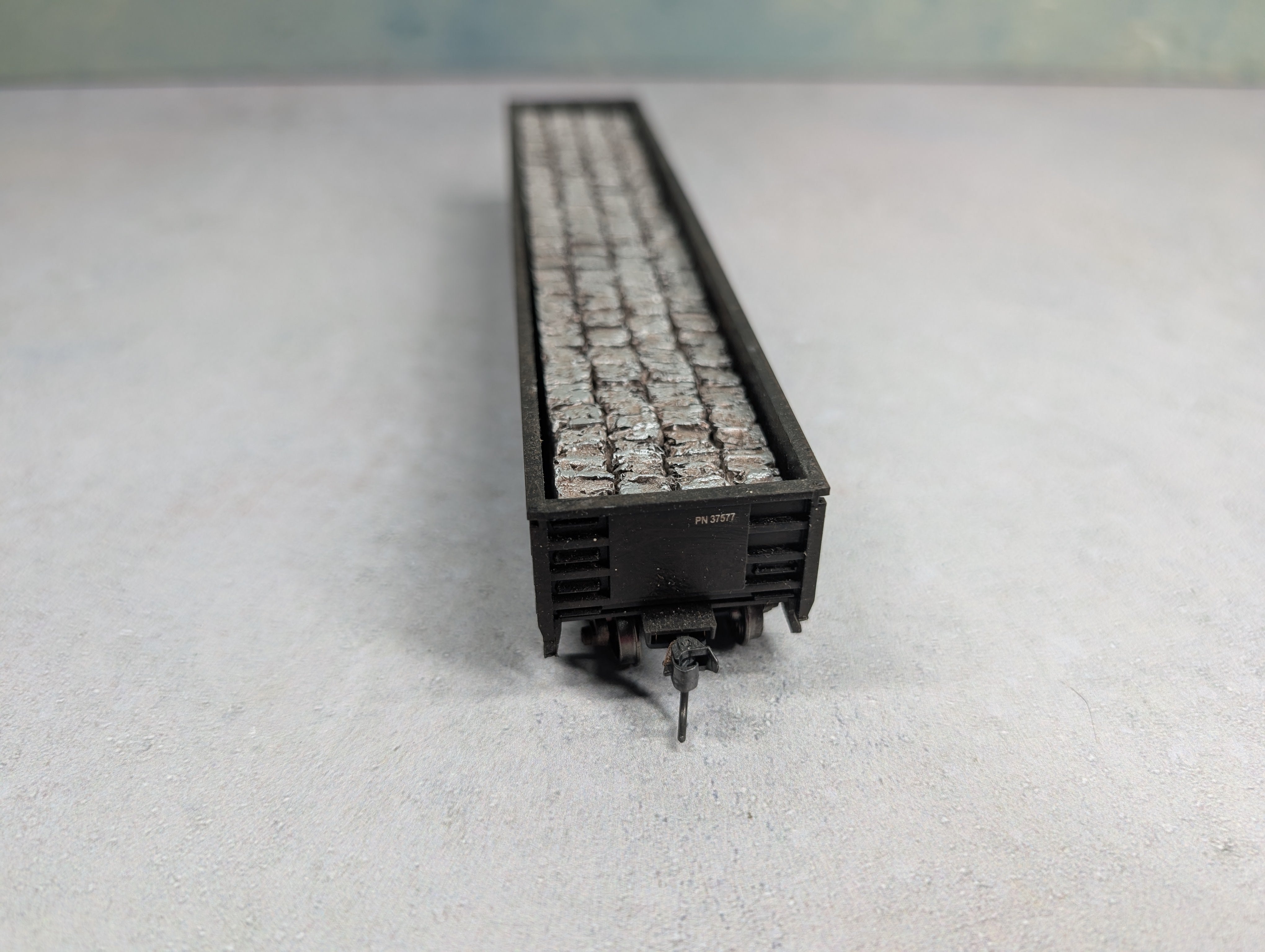 USED Roundhouse HO Scale 52'6" Gondola Providence Northern PN #37577 Weathered w/ Stone Load