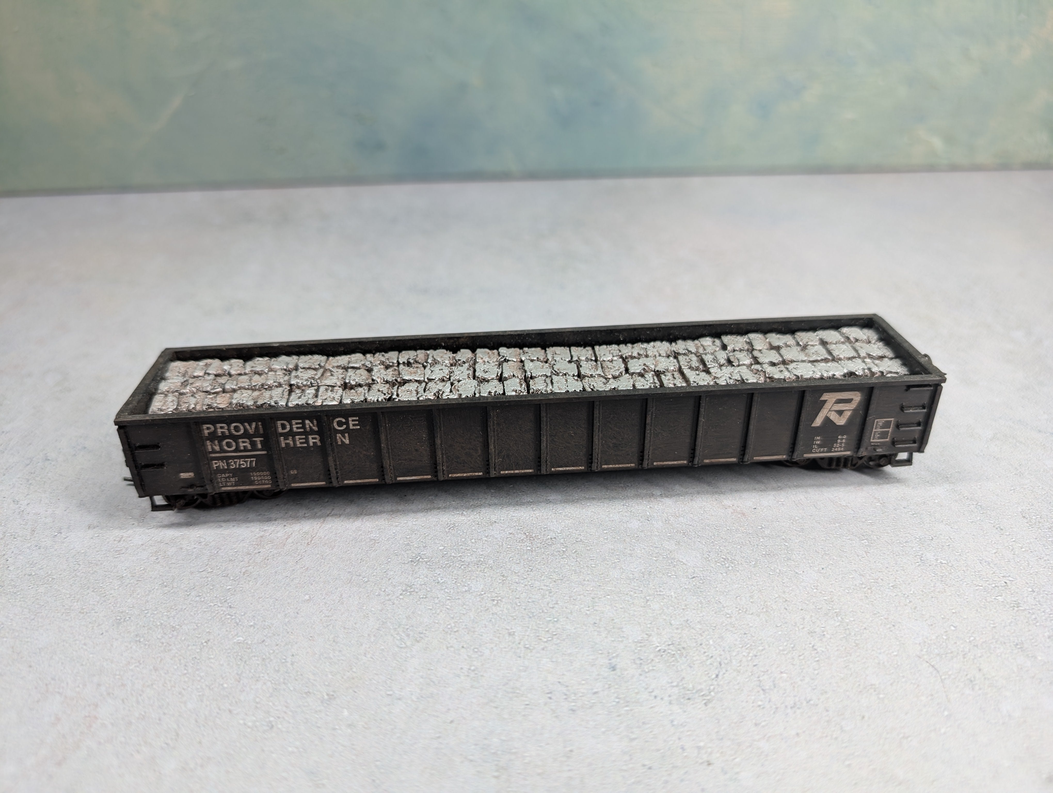 USED Roundhouse HO Scale 52'6" Gondola Providence Northern PN #37577 Weathered w/ Stone Load