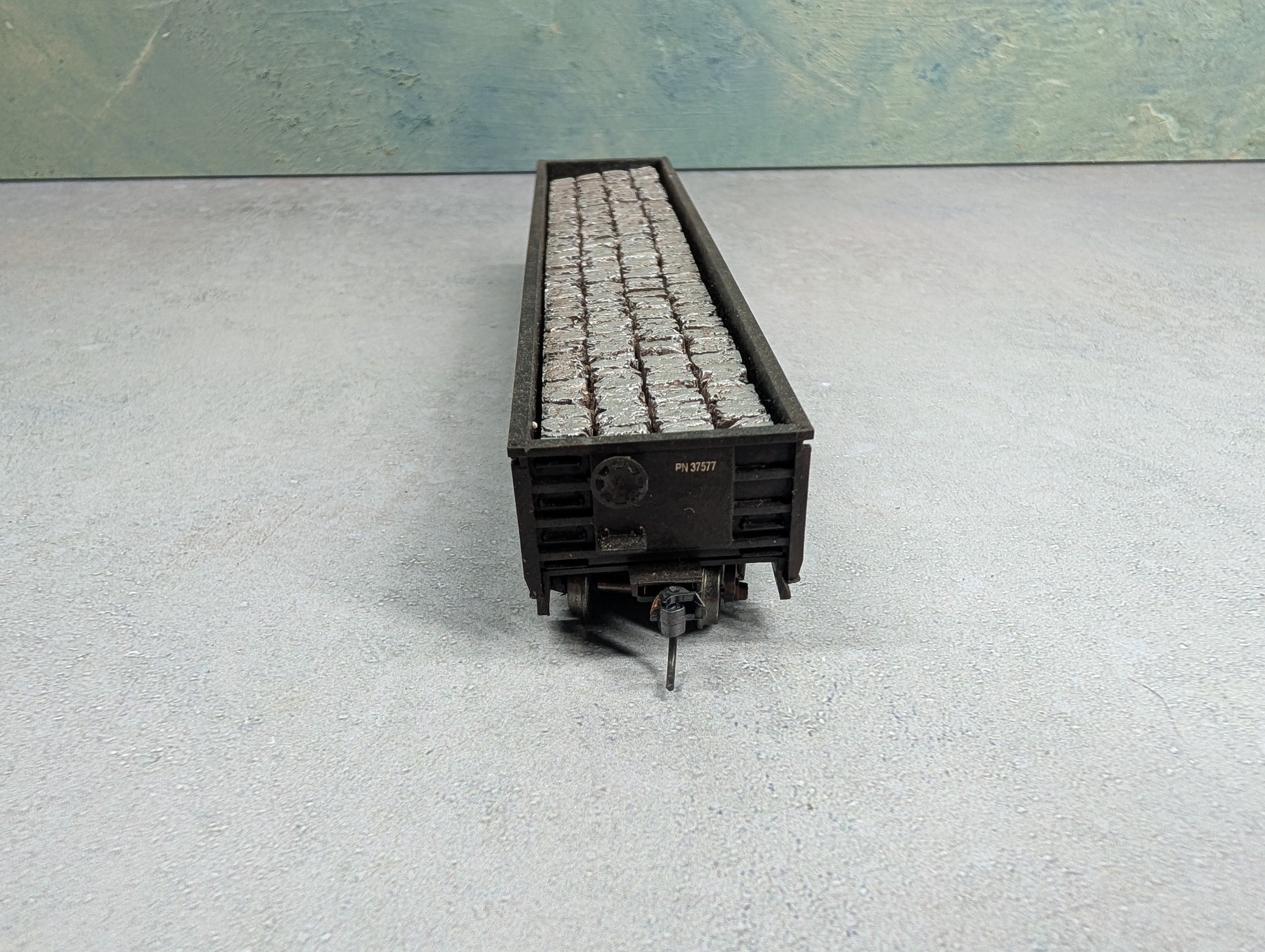 USED Roundhouse HO Scale 52'6" Gondola Providence Northern PN #37577 Weathered w/ Stone Load