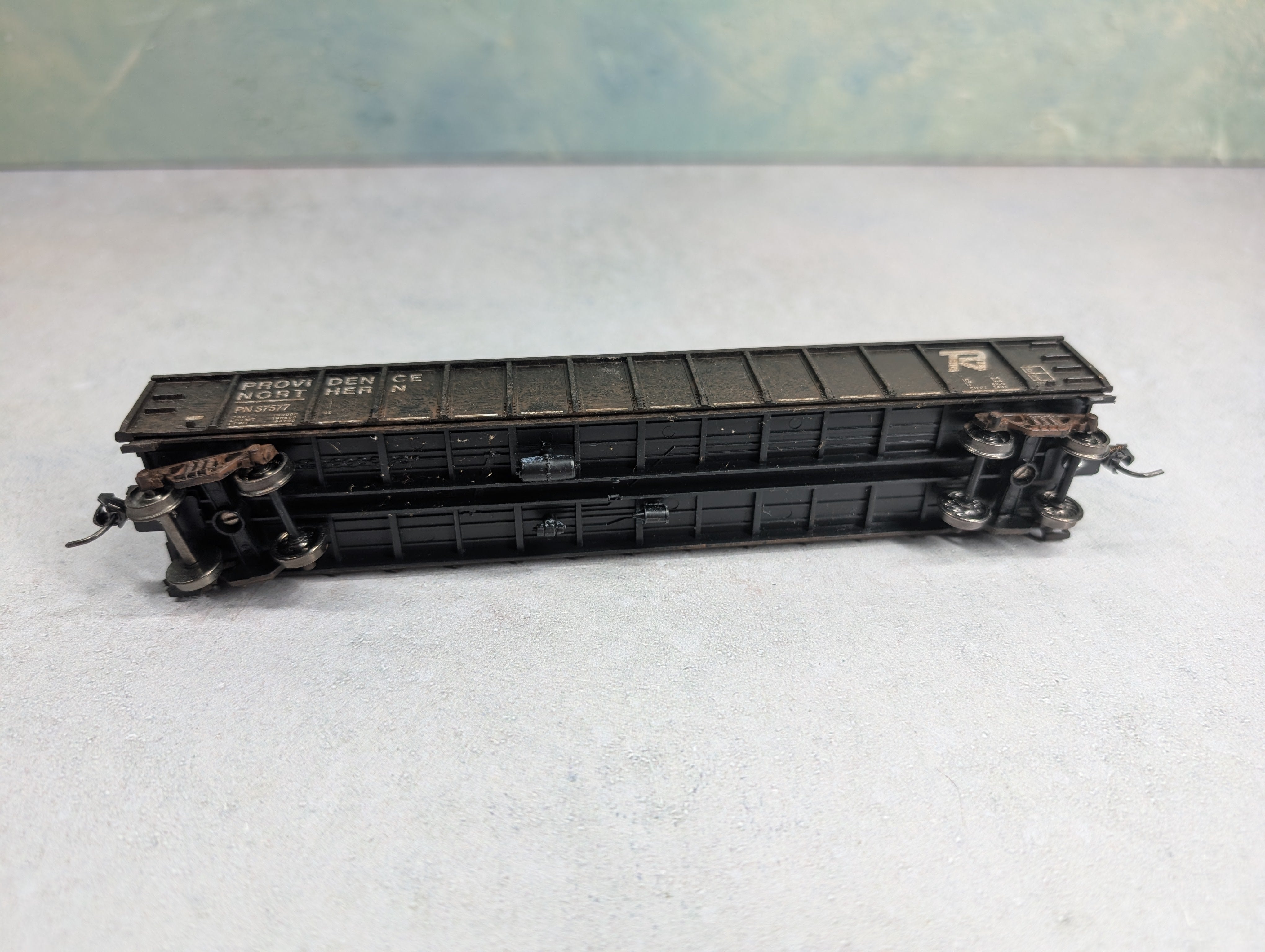 USED Roundhouse HO Scale 52'6" Gondola Providence Northern PN #37577 Weathered w/ Stone Load