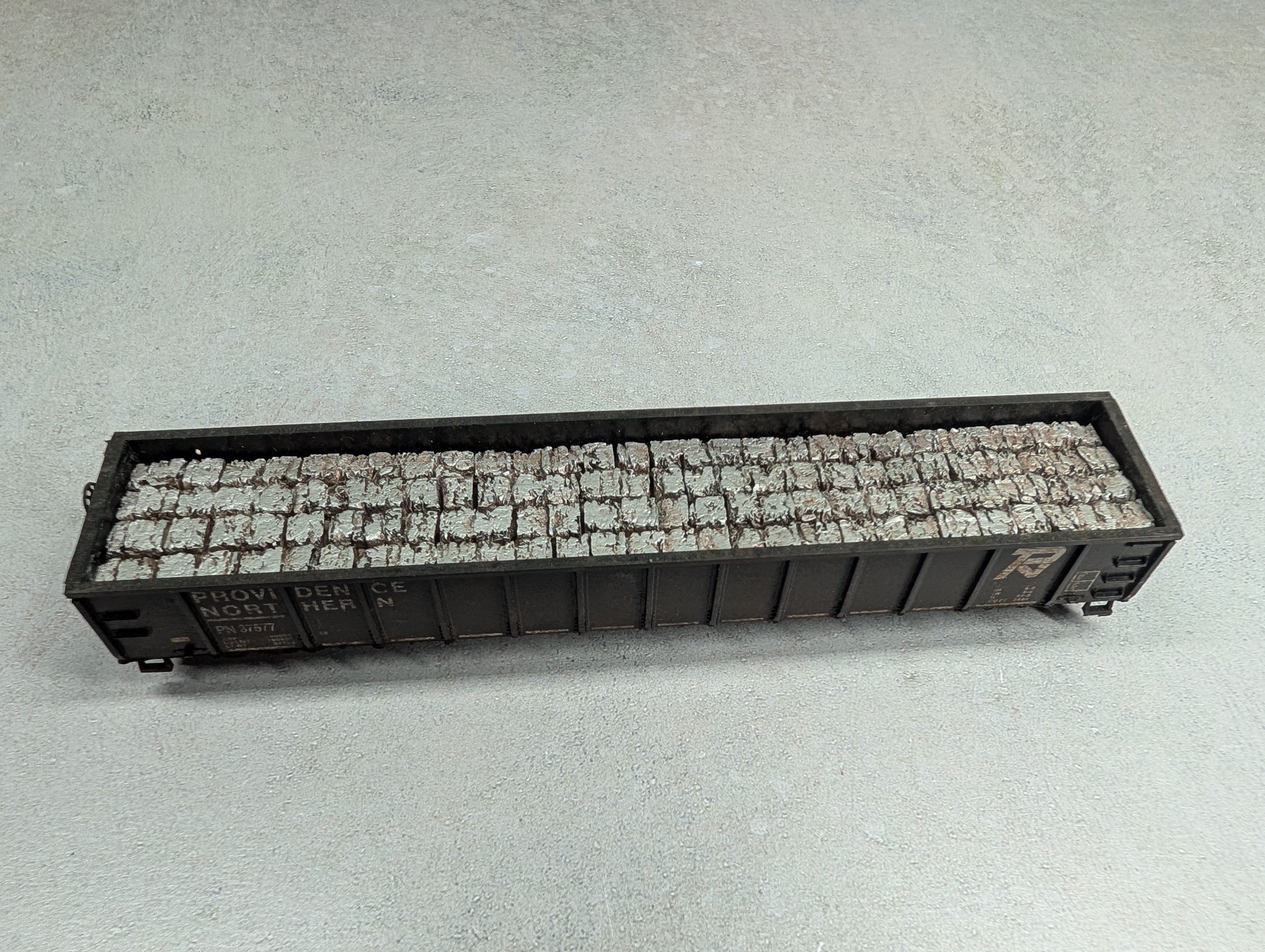 USED Roundhouse HO Scale 52'6" Gondola Providence Northern PN #37577 Weathered w/ Stone Load