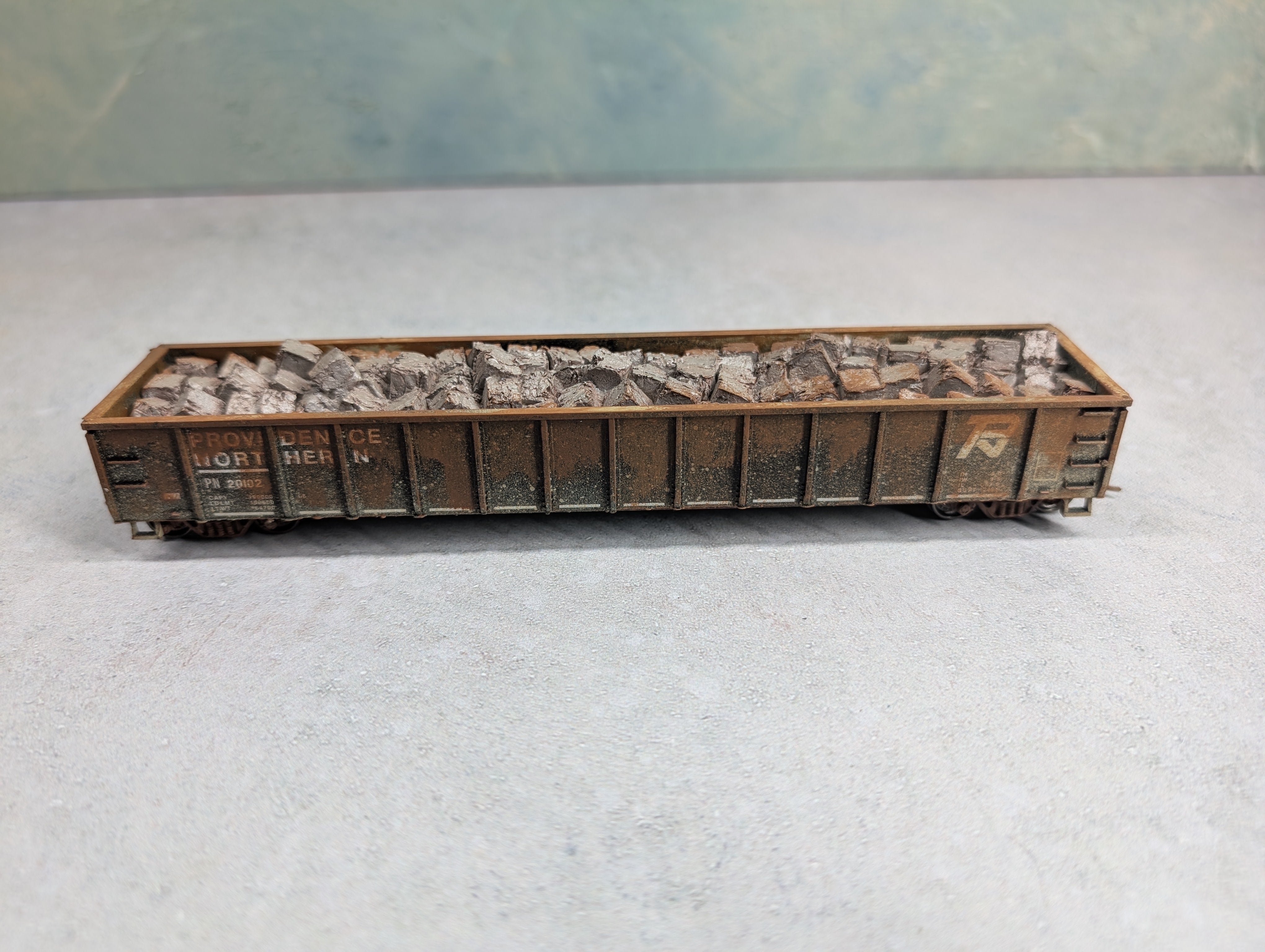 USED Roundhouse HO Scale 52'6" Gondola Providence Northern PN #20102 Weathered w/ Stone Load