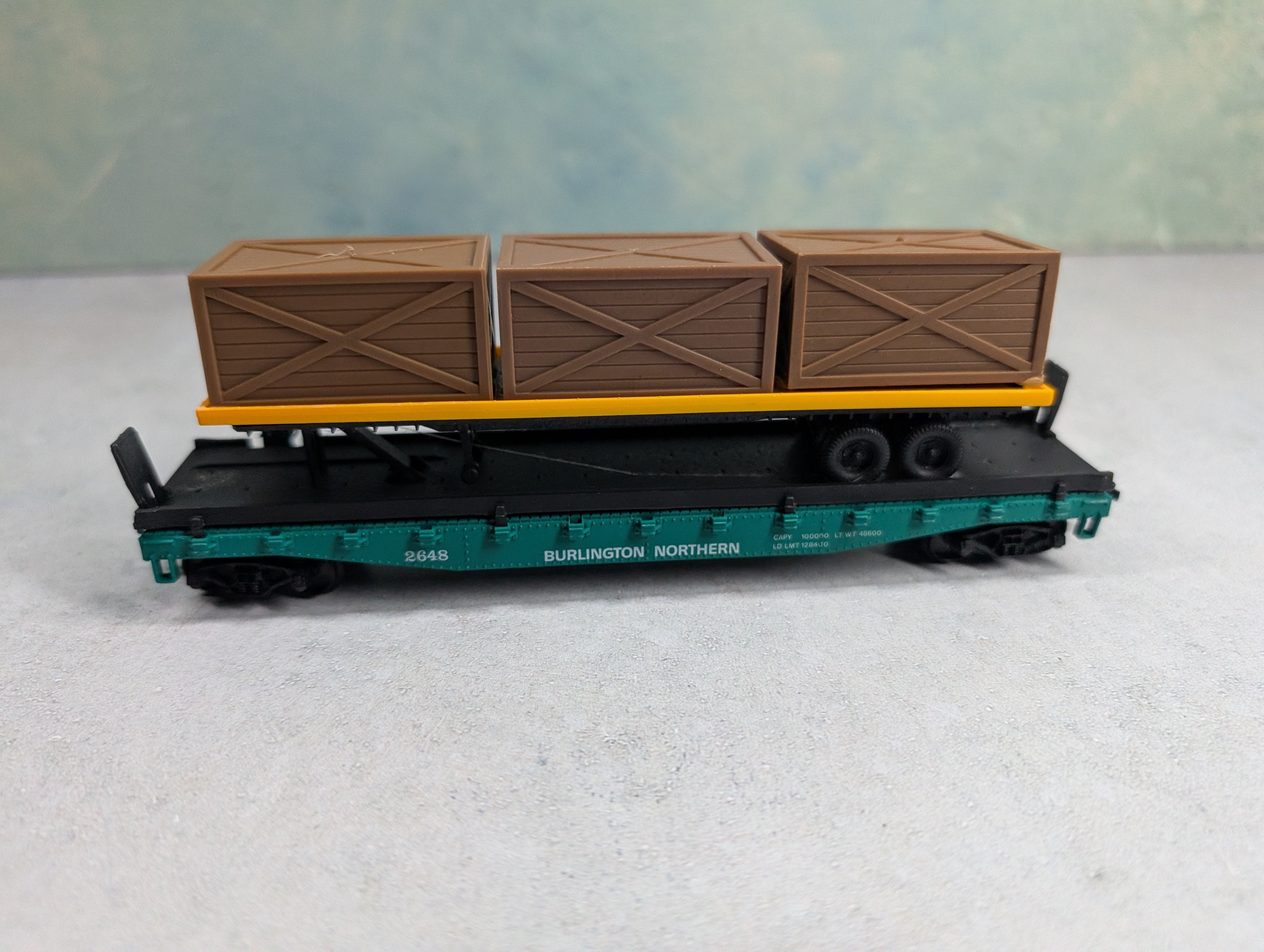 USED AHM HO Scale 50' Trailer Burlington Northern #2648 w/ Trailer & Crate Load