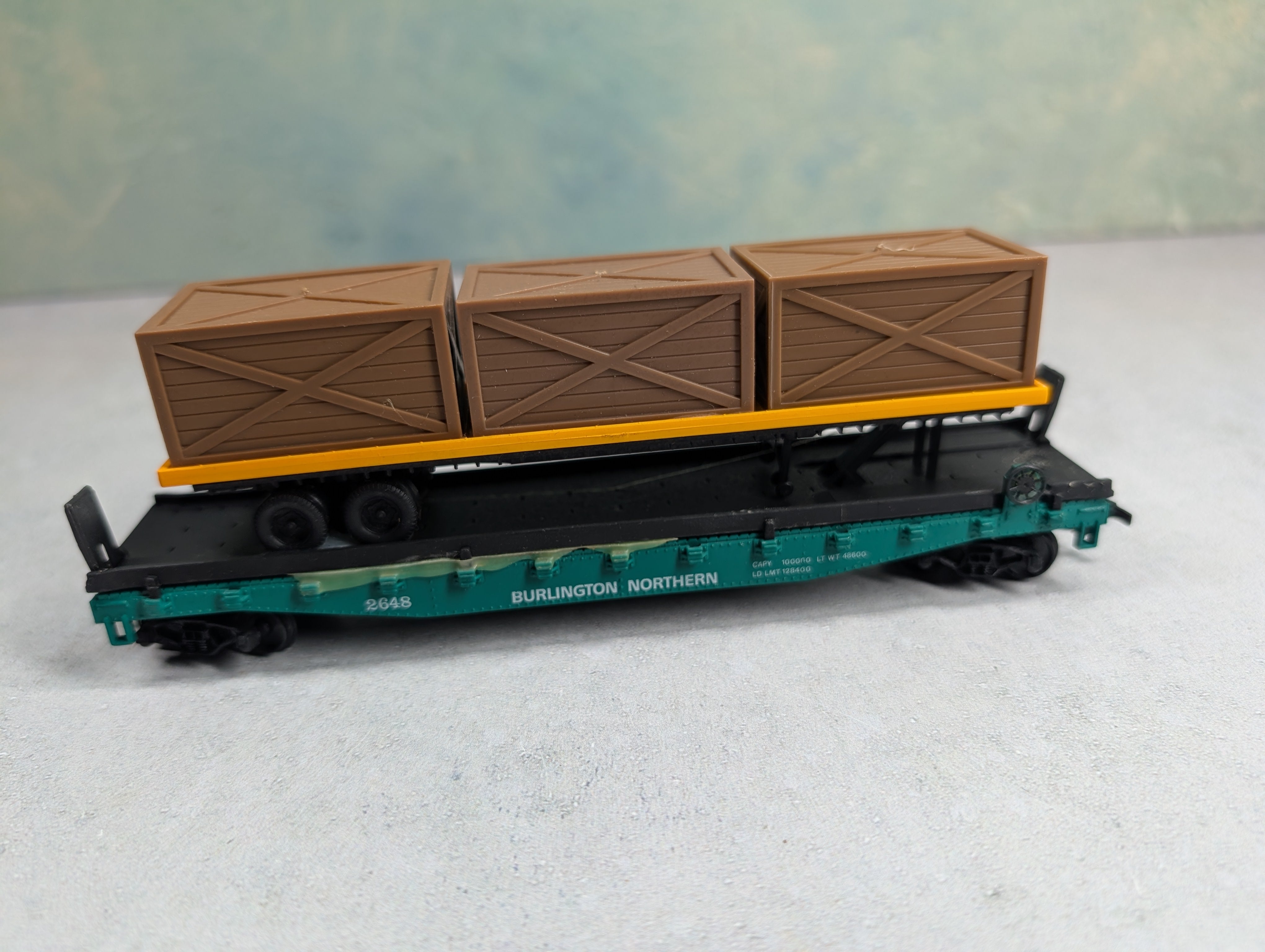 USED AHM HO Scale 50' Trailer Burlington Northern #2648 w/ Trailer & Crate Load