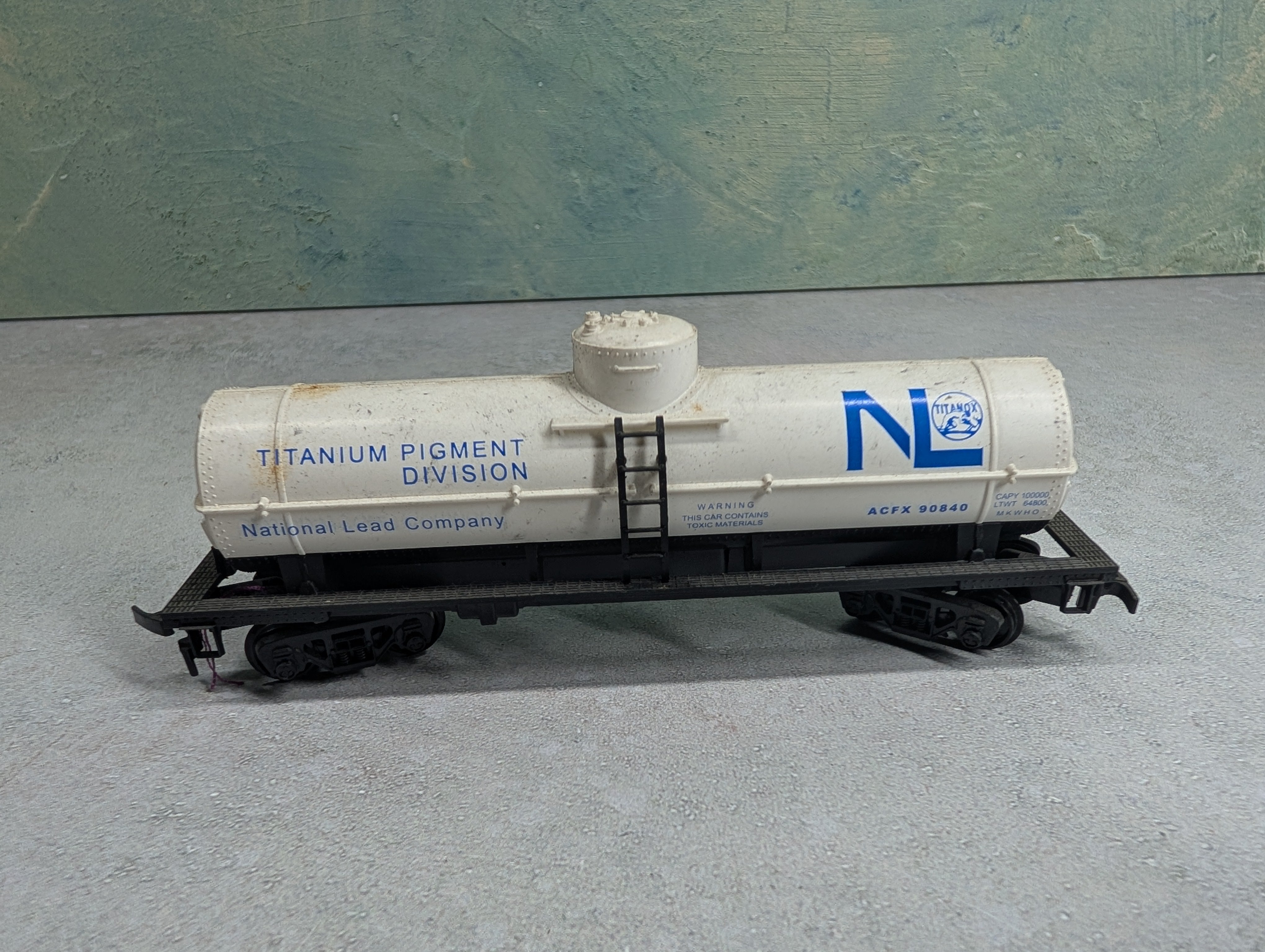 USED HO Scale Single Dome Tank Car Titanium Pigment Division ACFX #90840