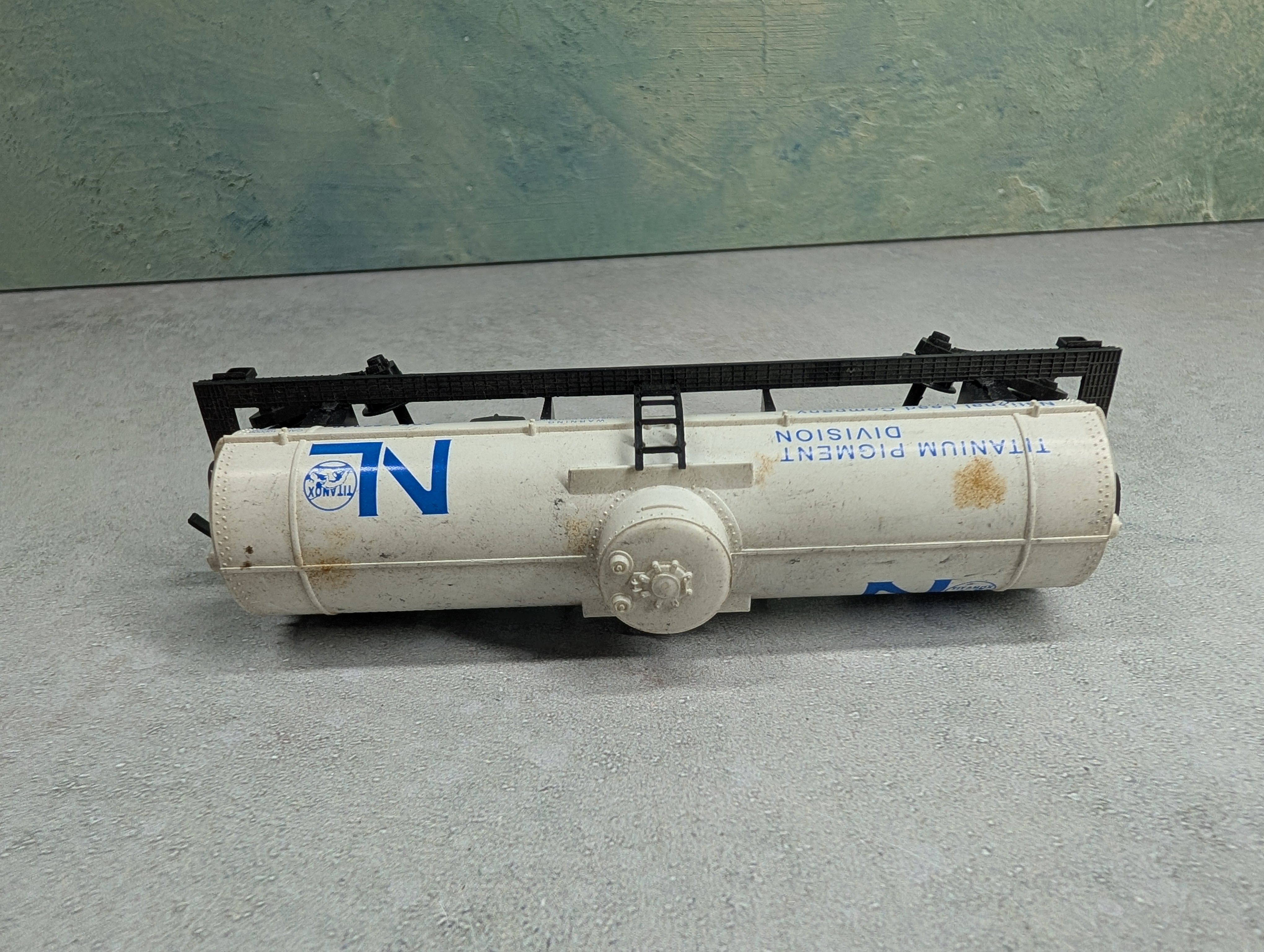 USED HO Scale Single Dome Tank Car Titanium Pigment Division ACFX #90840