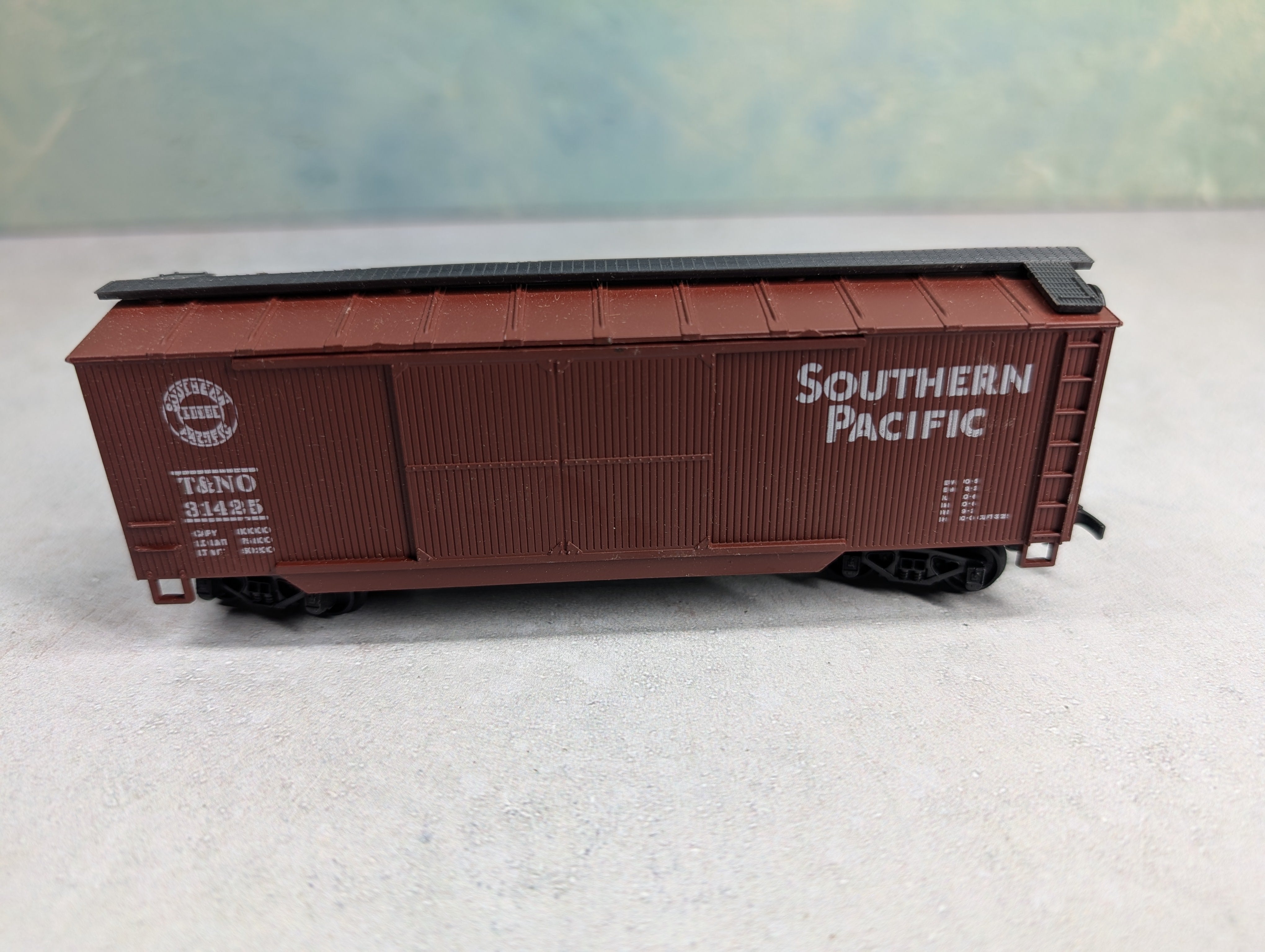 USED HO Scale Wooden Box Car Southern Pacific T&NO #31425