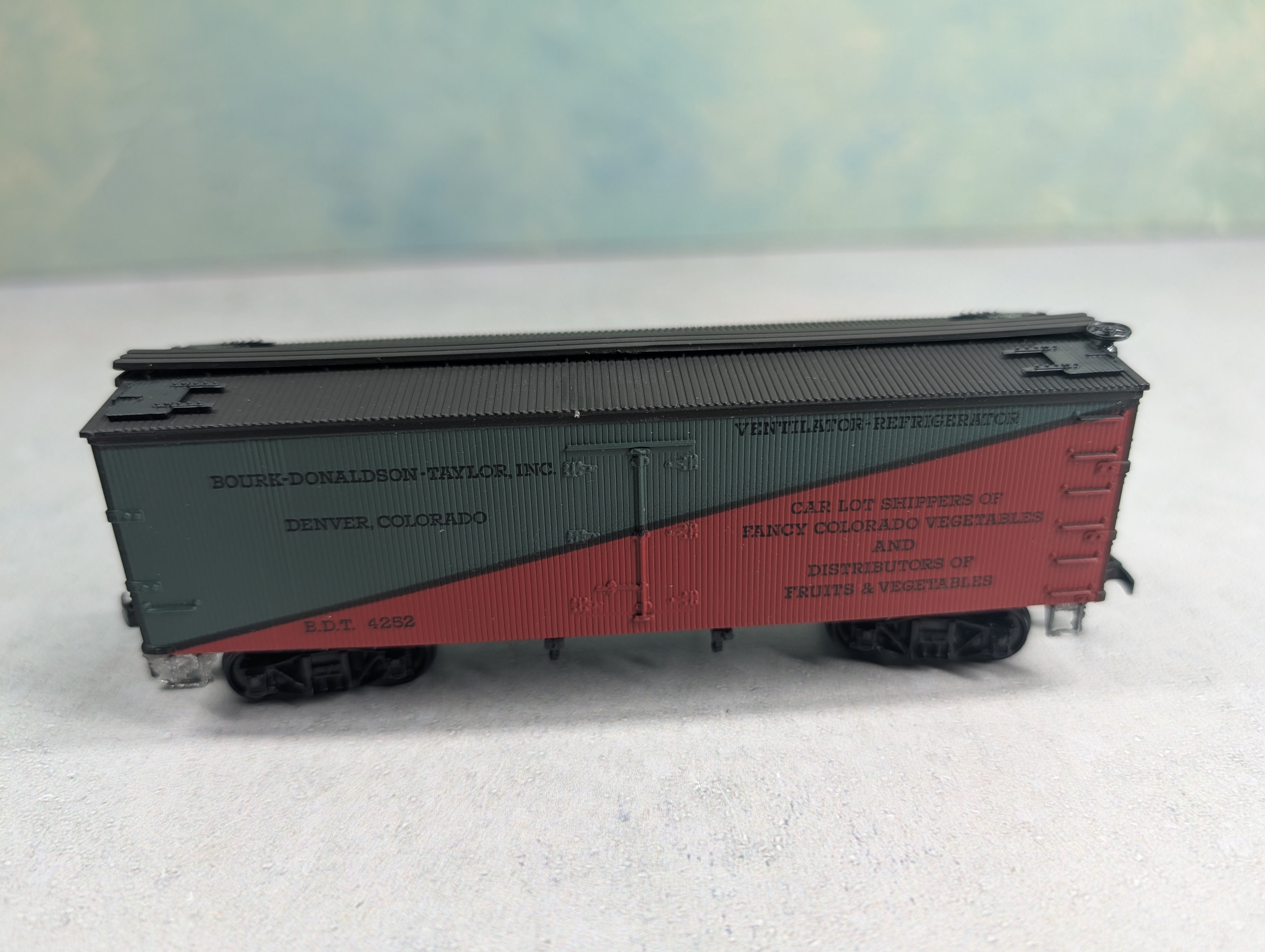 USED Roundhouse HO Scale Billboard Reefer Bourk Donaldson Taylor BDT #4252