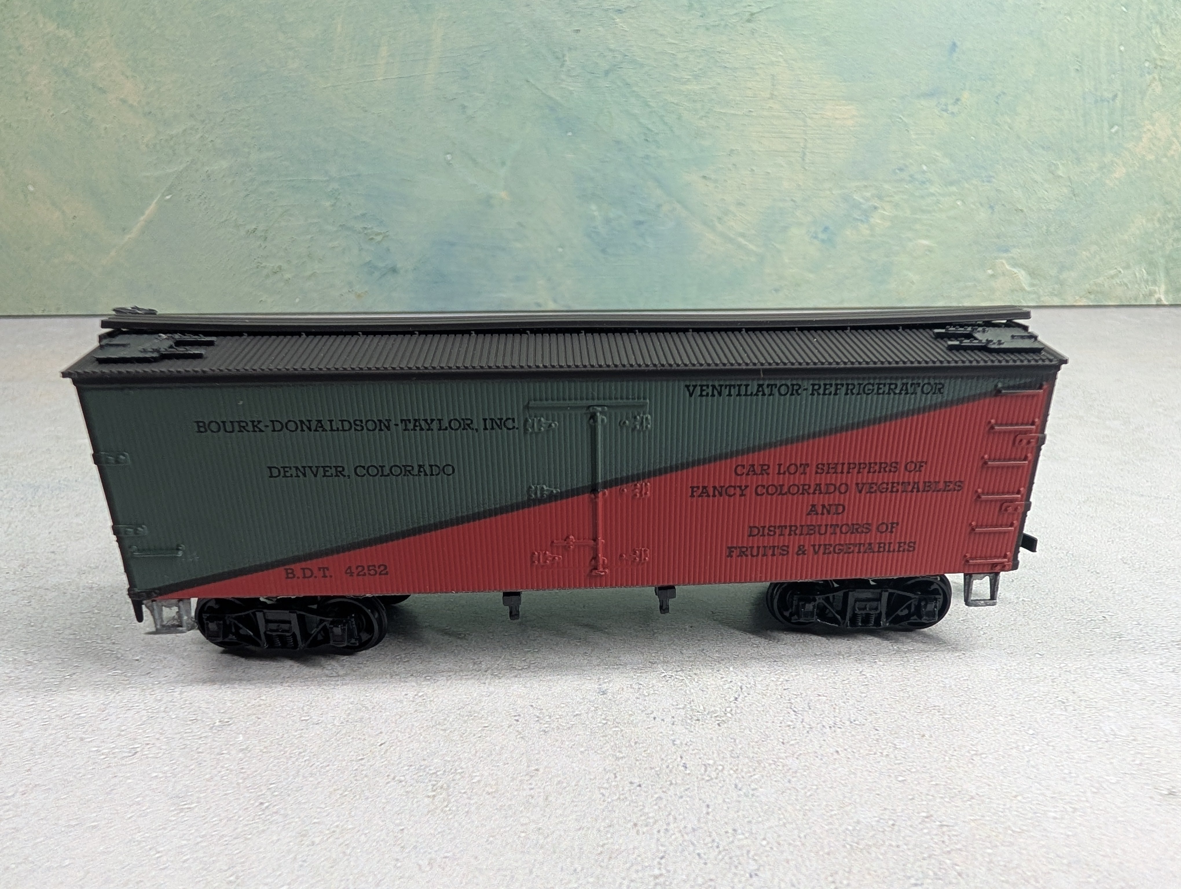 USED Roundhouse HO Scale Billboard Reefer Bourk Donaldson Taylor BDT #4252