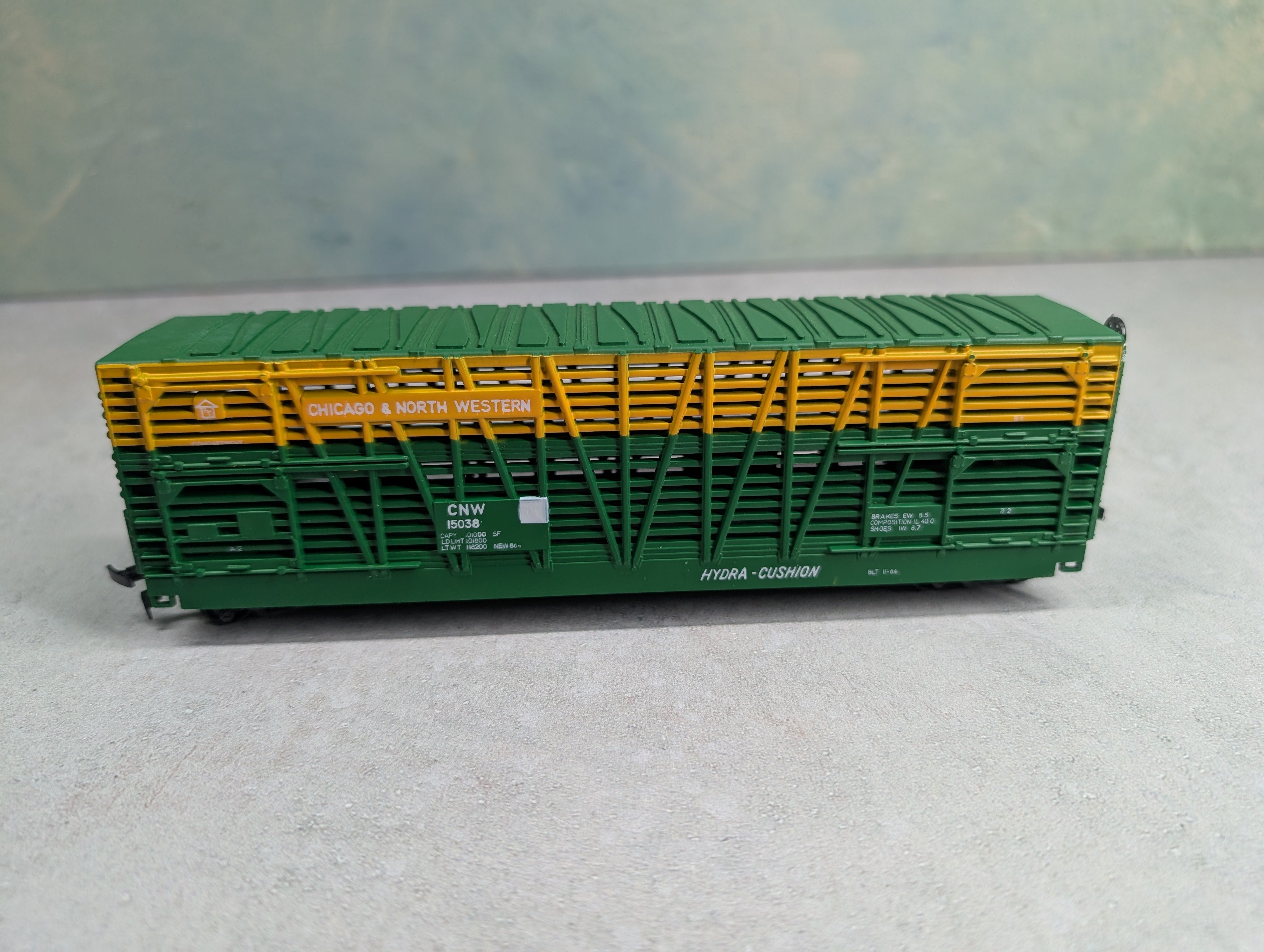 USED AHM HO Scale 50' Hydra-Cushion Cattle Stock Car Chicago & North Western CNW #15038