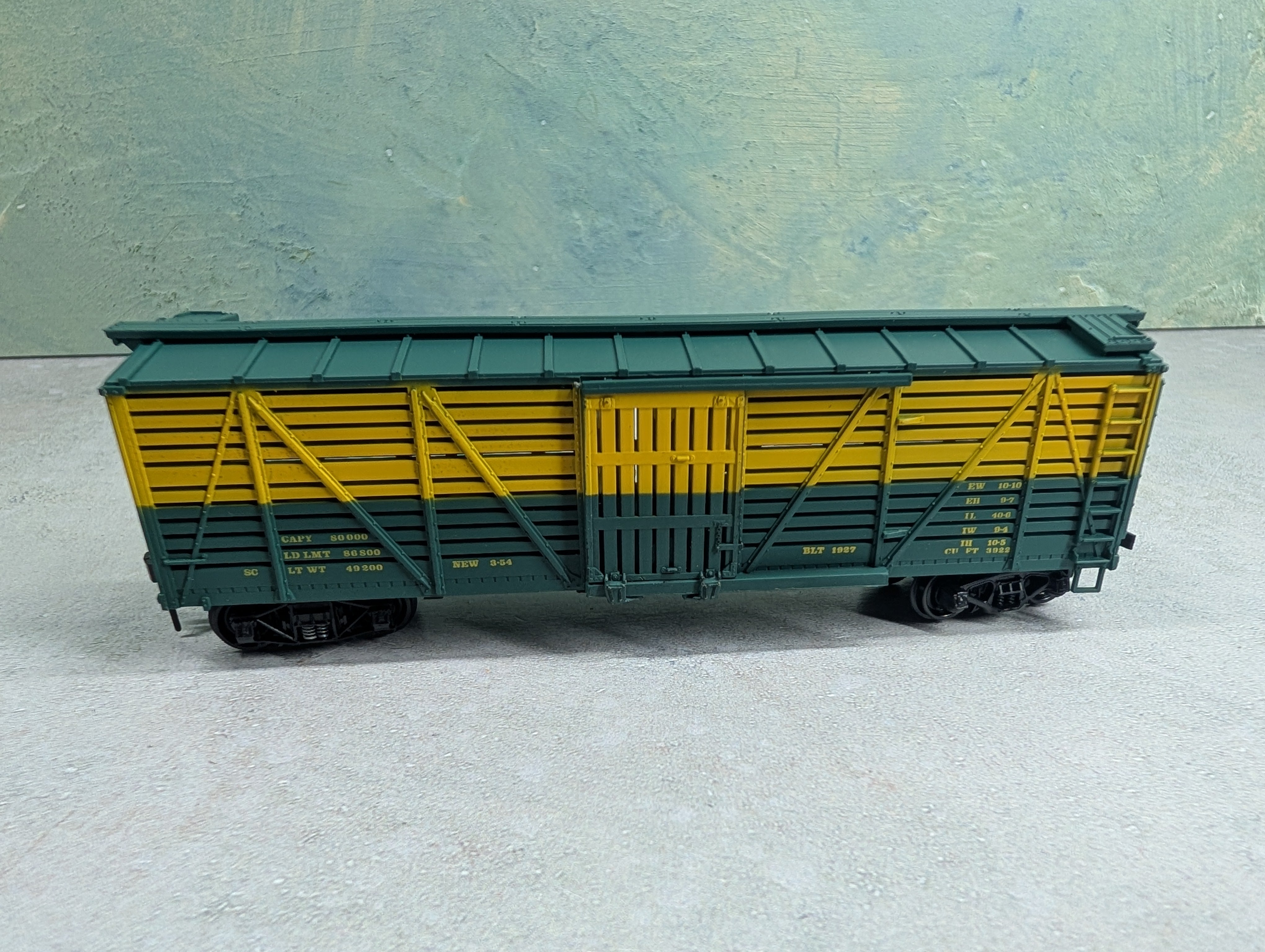 USED TRAIN MINIATURE HO Scale 40' Stock Car Chicago & North Western CNW #14373 Dim Data